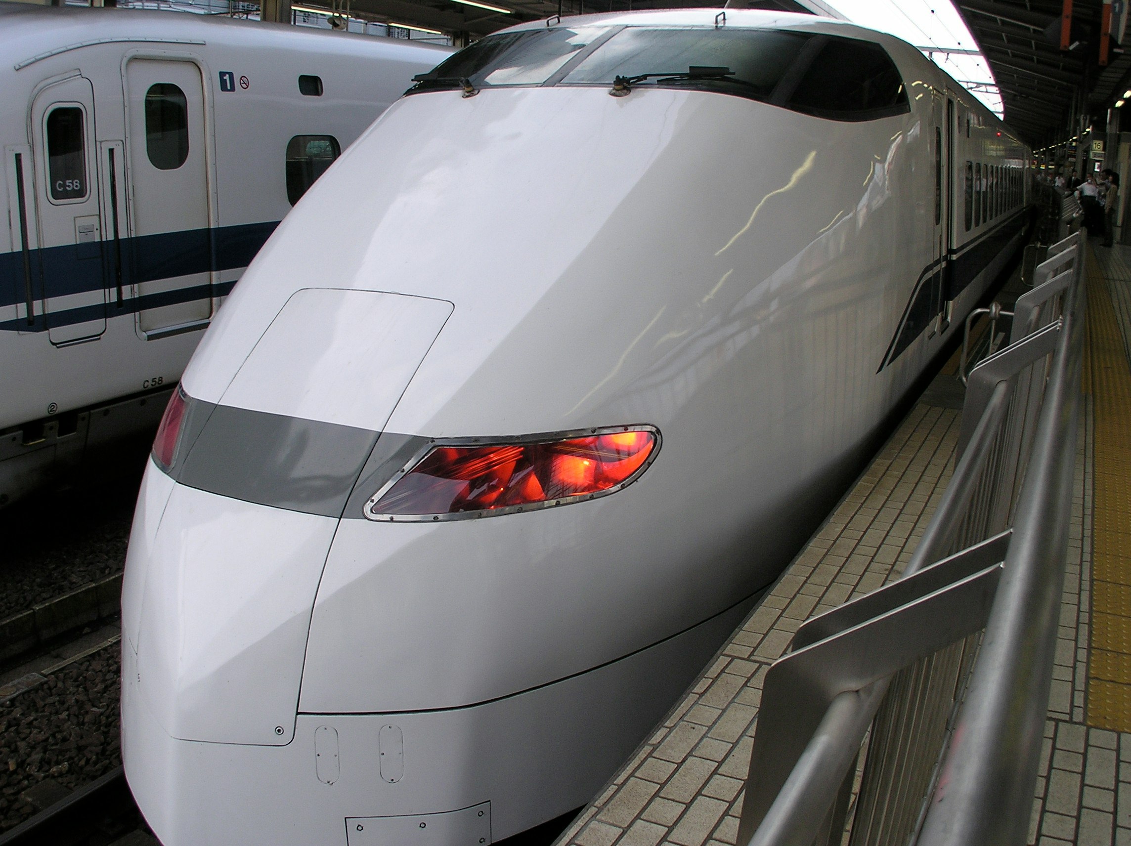 駅のホームに停車する新幹線の先頭車両