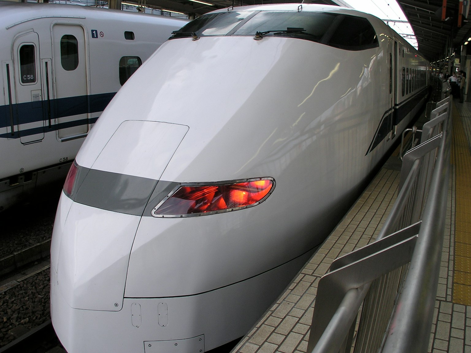 Tàu Shinkansen tại ga tàu