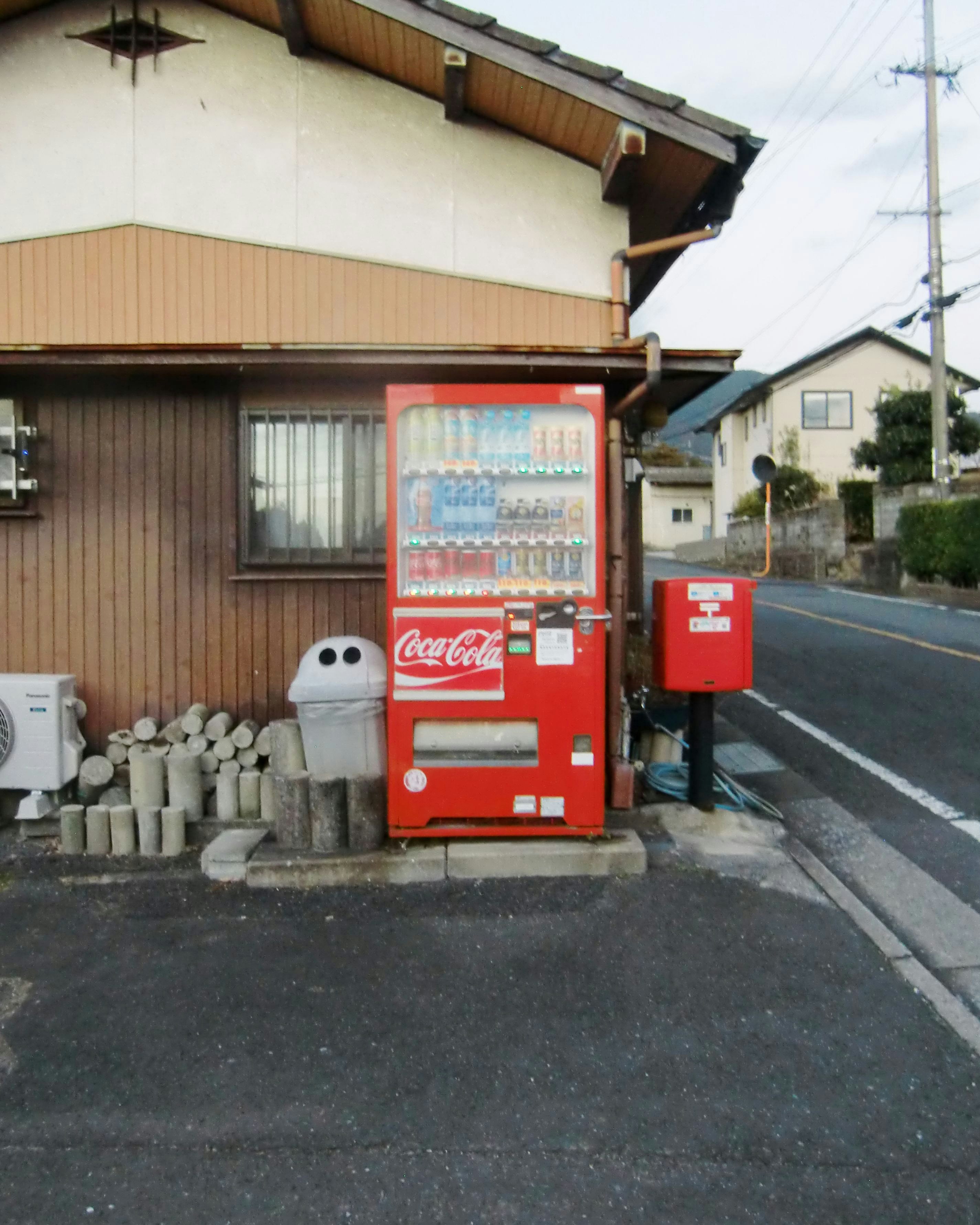 福岡県の路地に並ぶ自動販売機と街角の店先