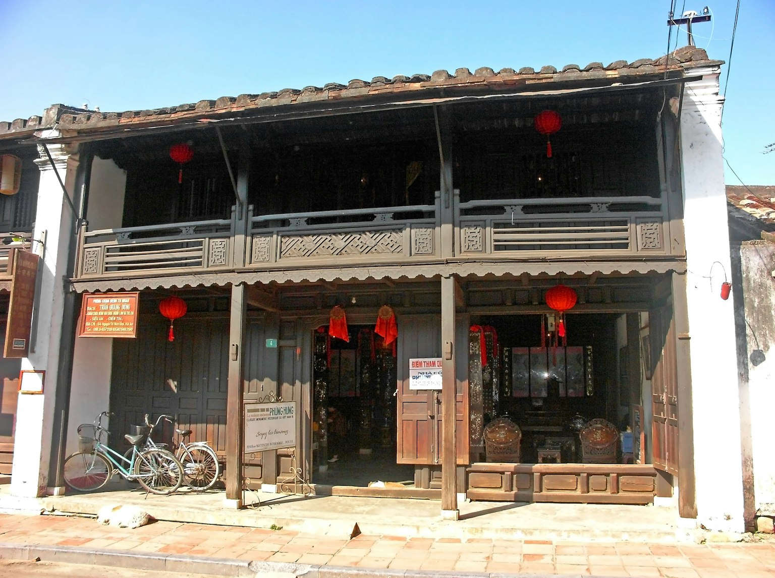 Antiguo edificio de madera con faroles rojos colgando