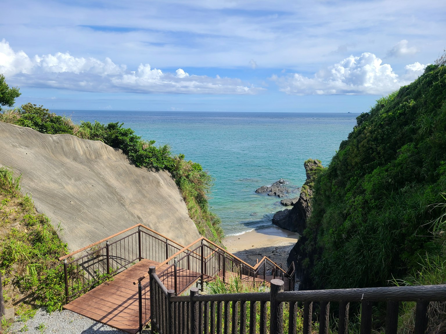 悬崖的美景，楼梯通向海滩和海洋