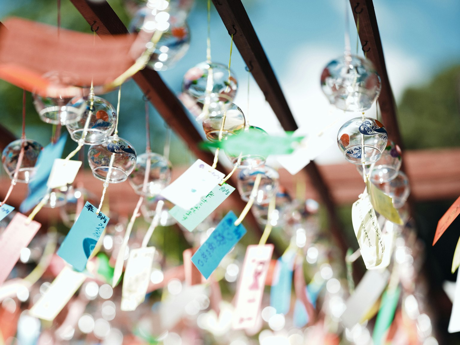Eine schöne Szene mit Windspielen und bunten Tanzaku, die hängen