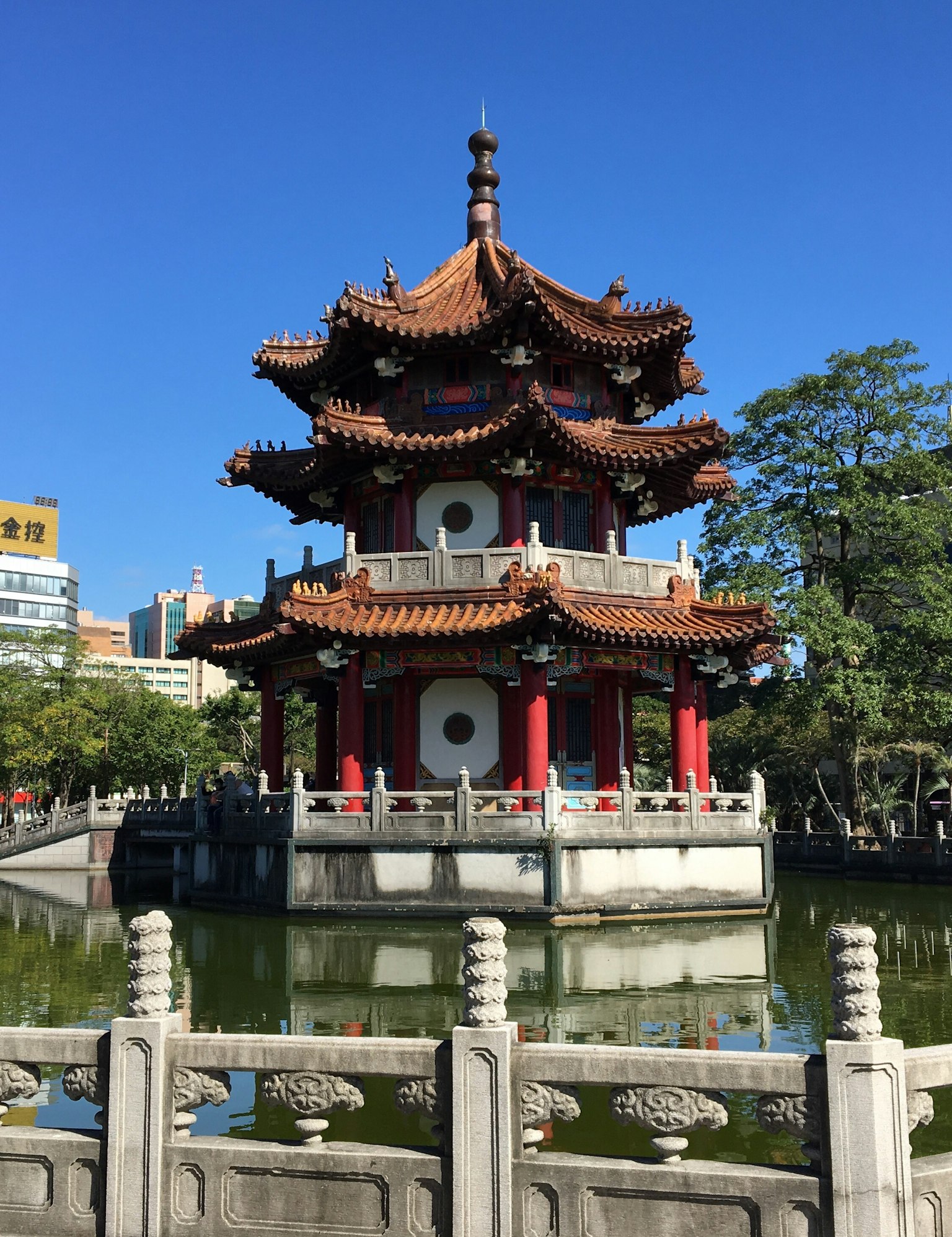 Schöne chinesische Pagode in einem Teich