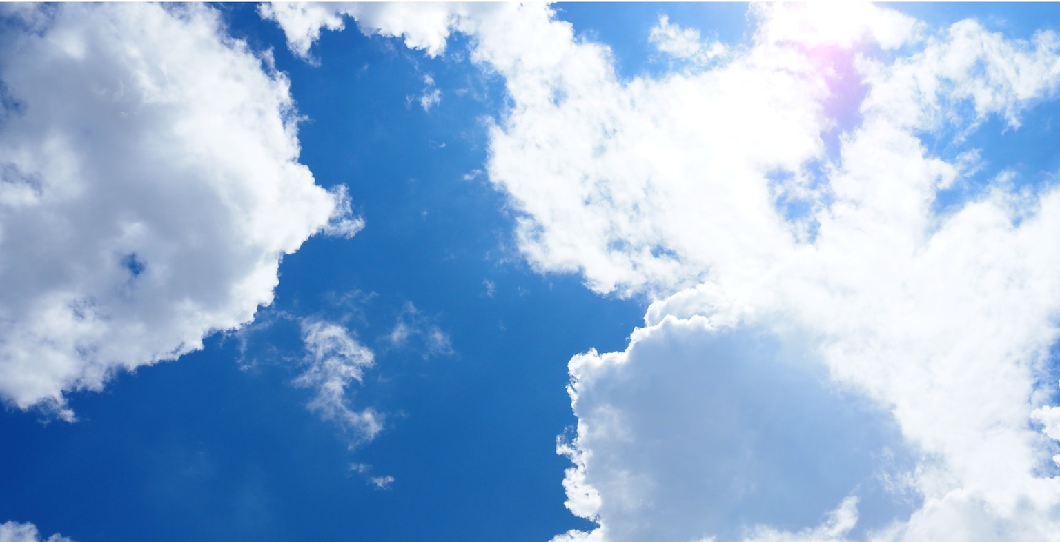 Pemandangan indah langit biru dengan awan putih