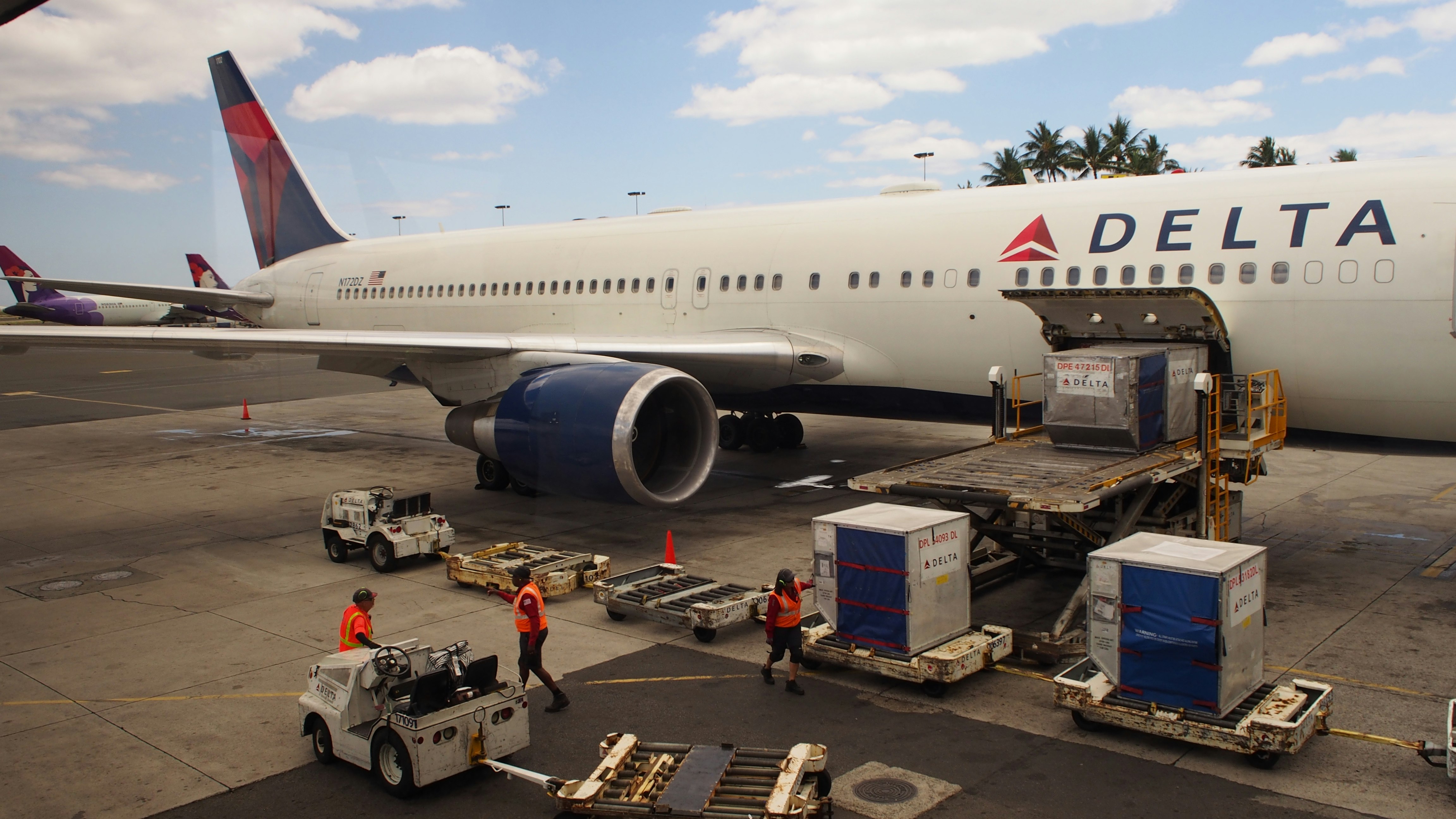 達美航空客機在機場停機坪接受地勤維護