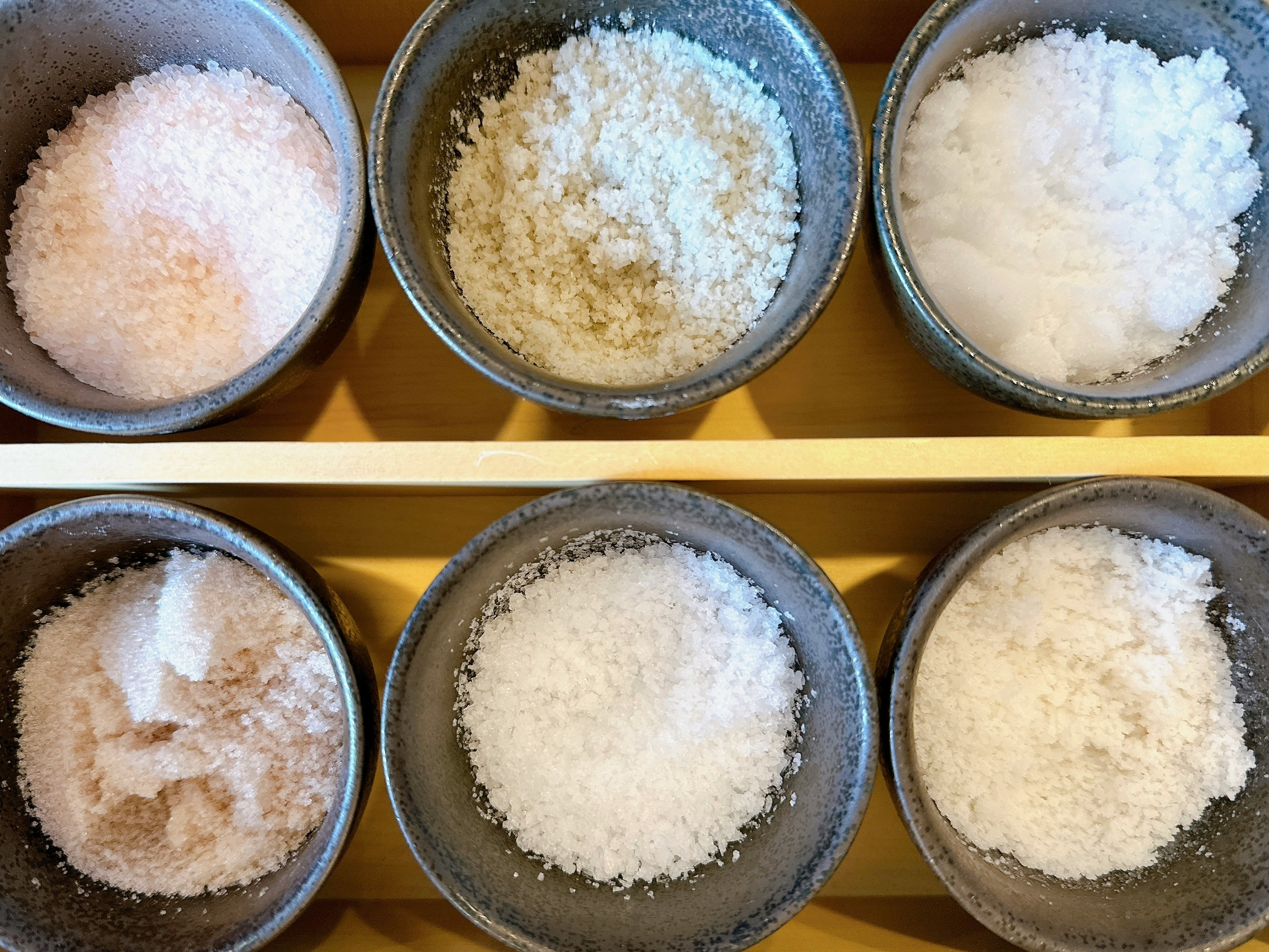 小さな器に入った砂糖の粒