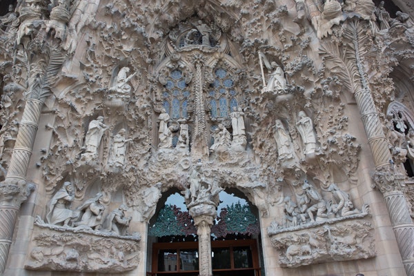 Façade sculptée de la Sagrada Família et entrée