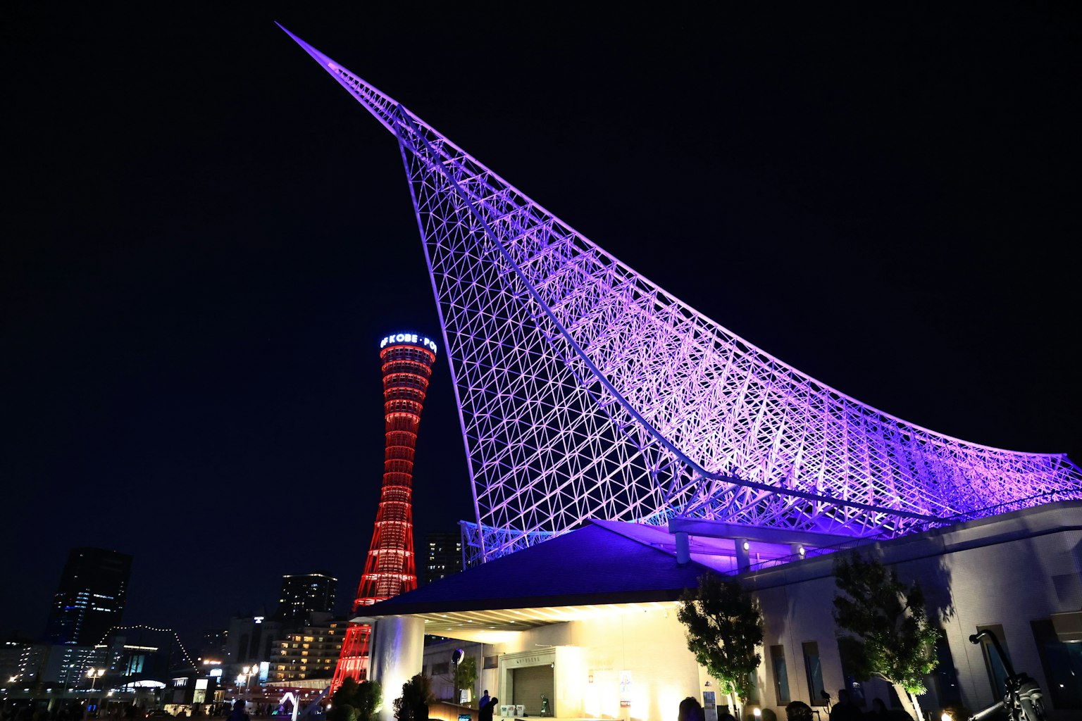 Architecture magnifique de Kobe illuminée la nuit avec des lumières colorées