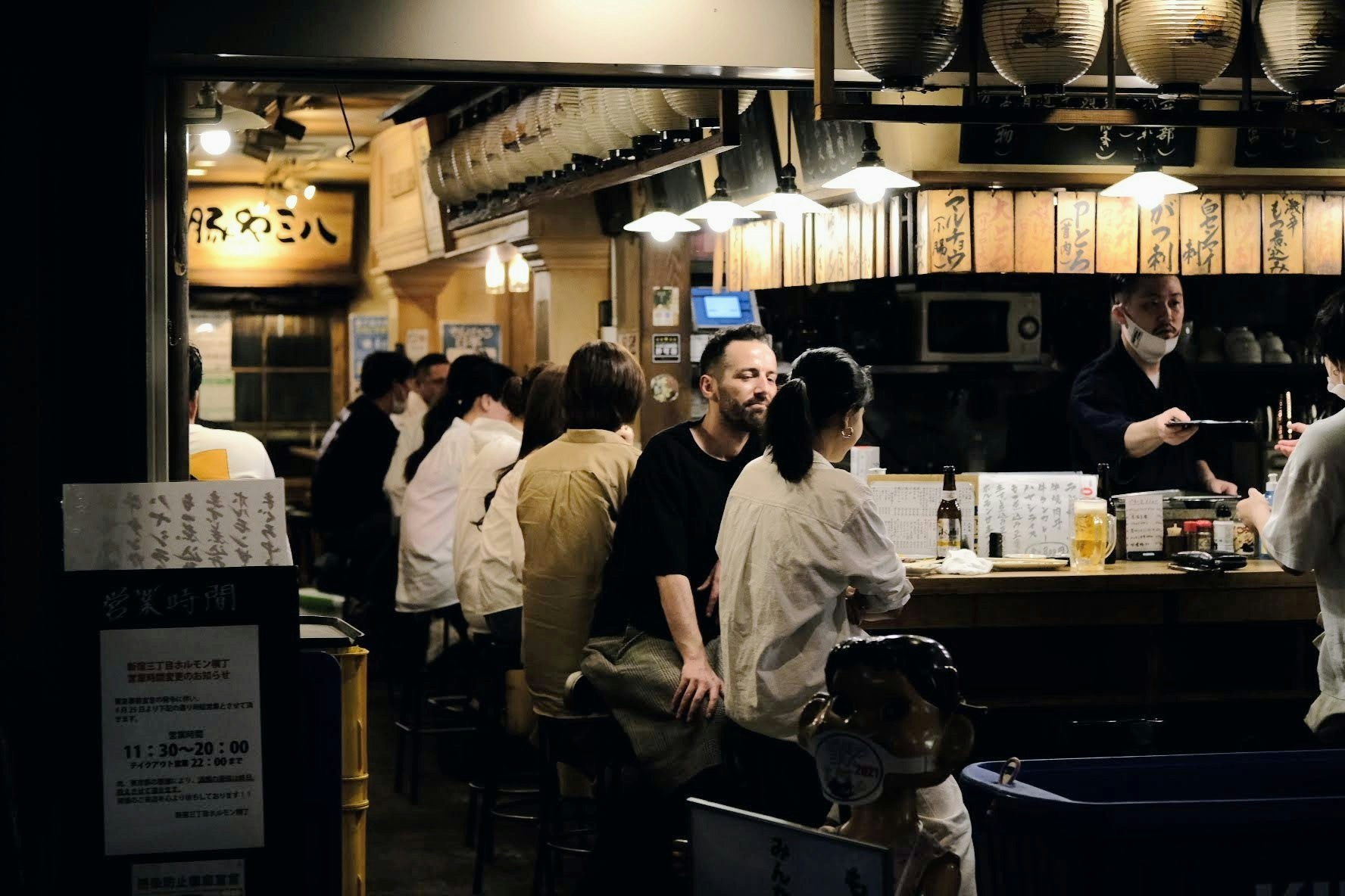 interno di un chiosco di street food con persone al bancone