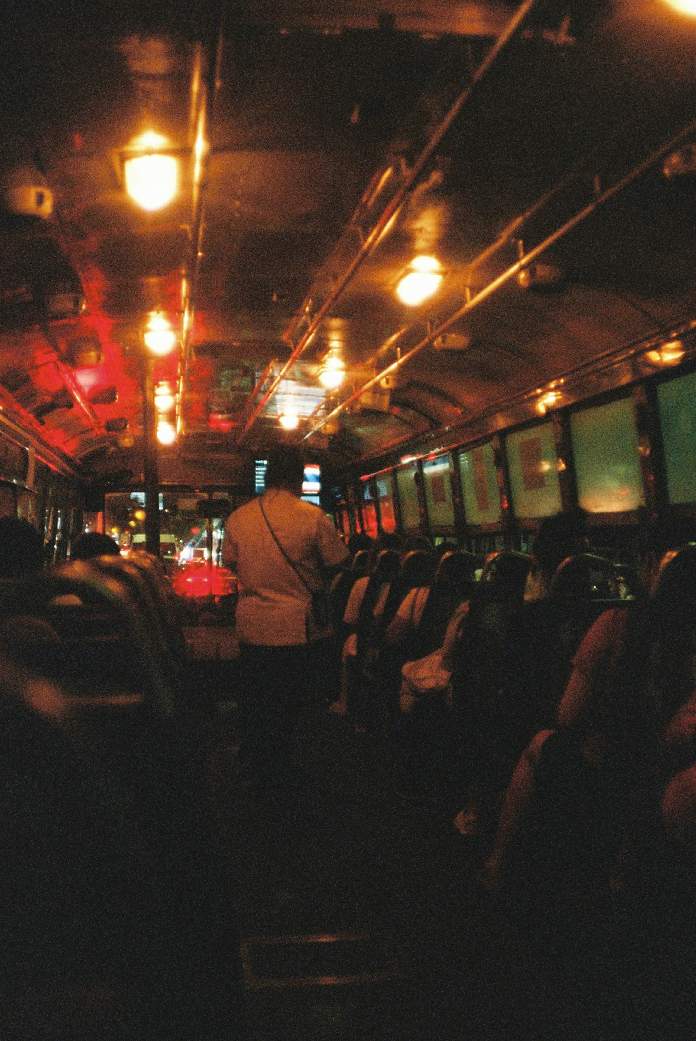 夜のバス車内で座る人々のある車内風景