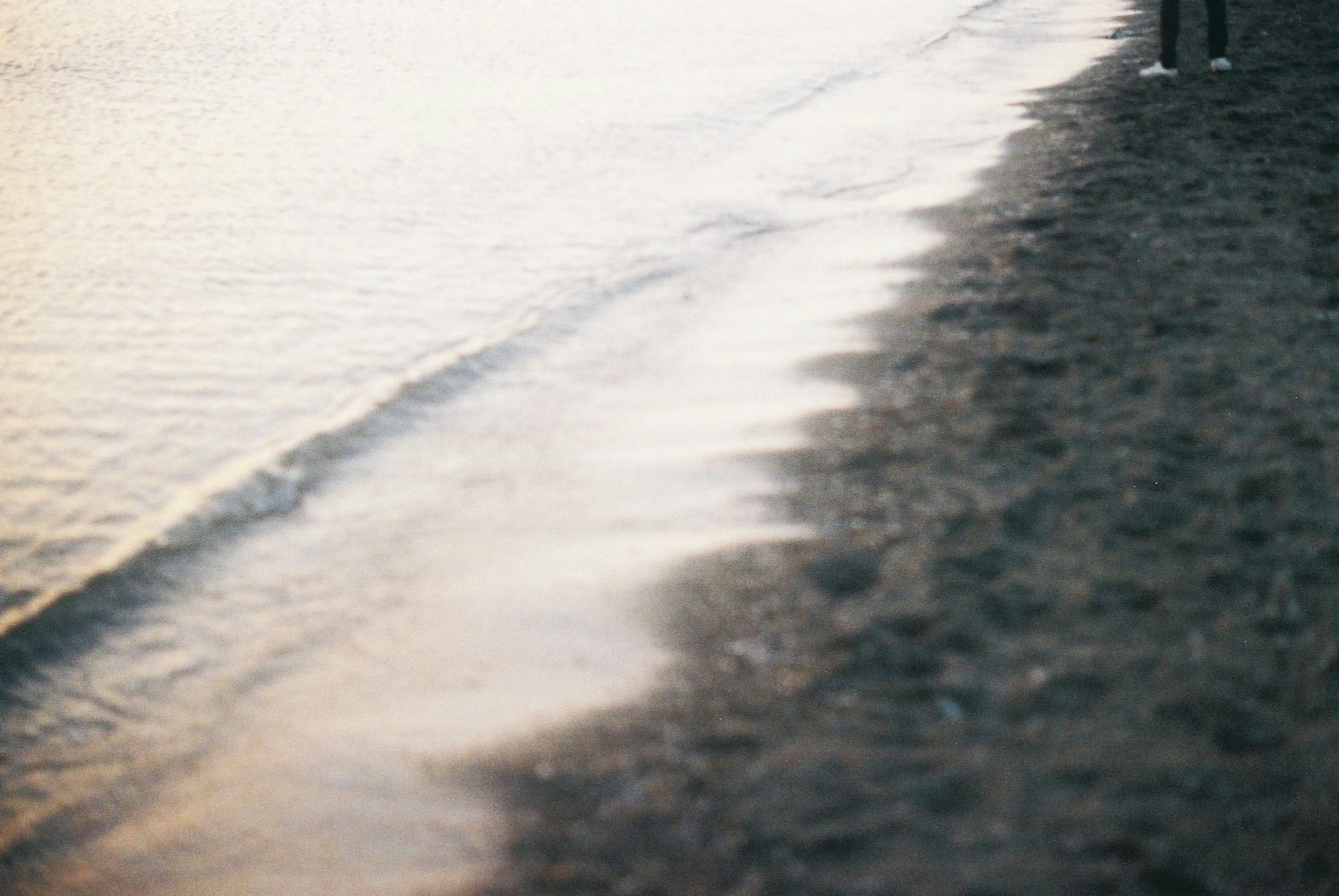 Strand mit sanften Wellen, die den Sand berühren