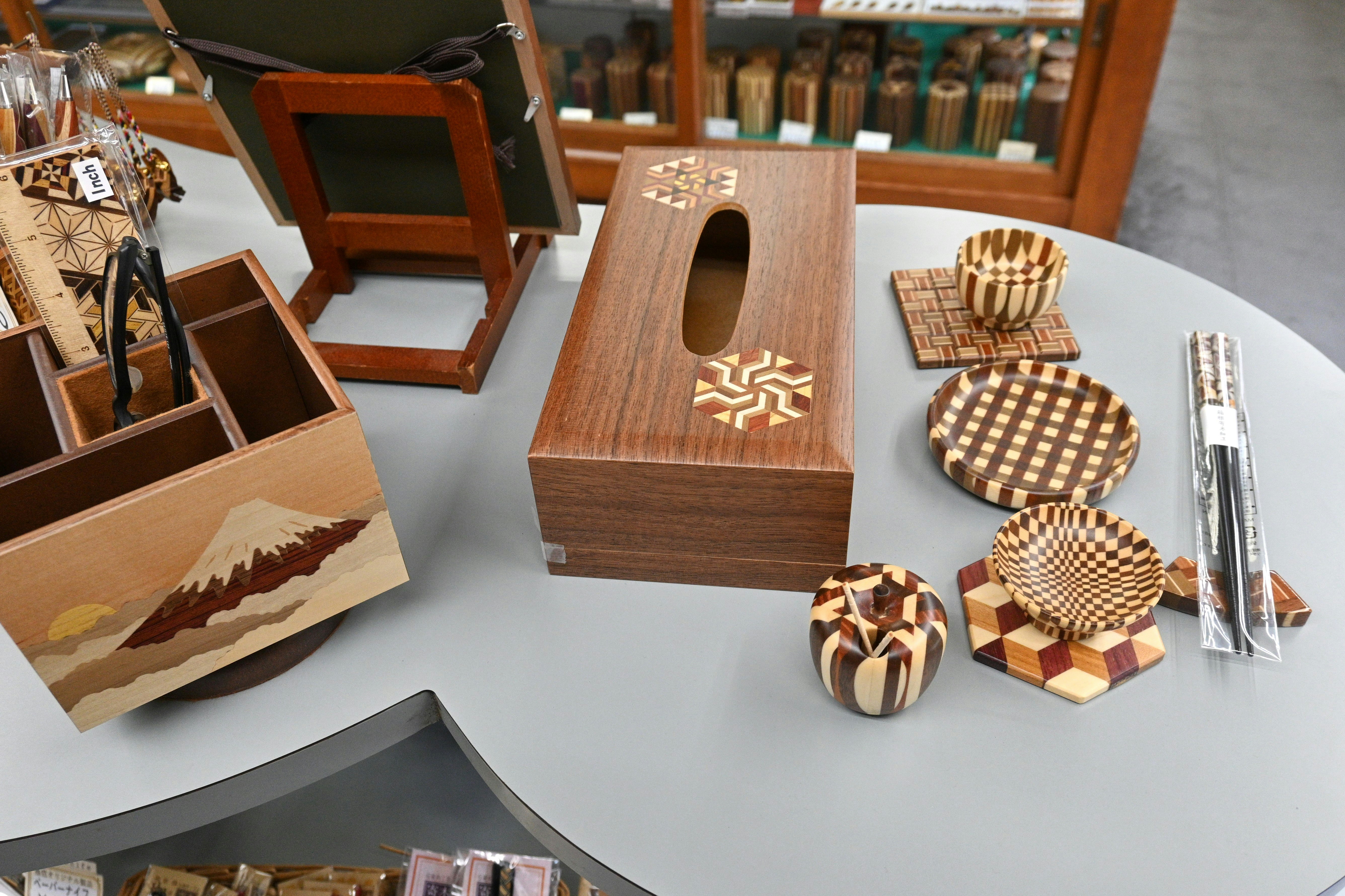 boîtes cadeaux en bois et artisanat fait main sur une table d’exposition ronde