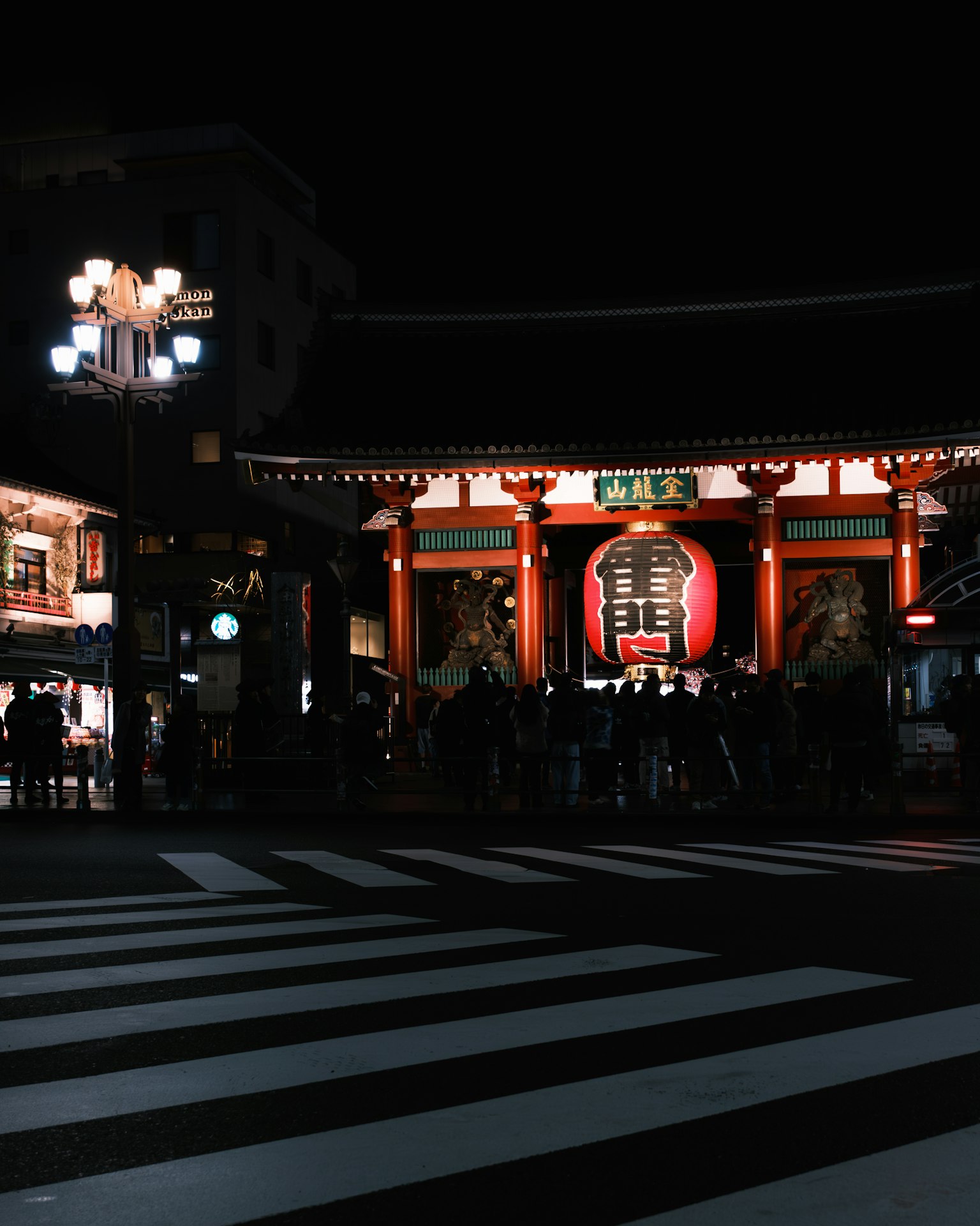 Porte du temple Asakusa la nuit avec une foule rassemblée