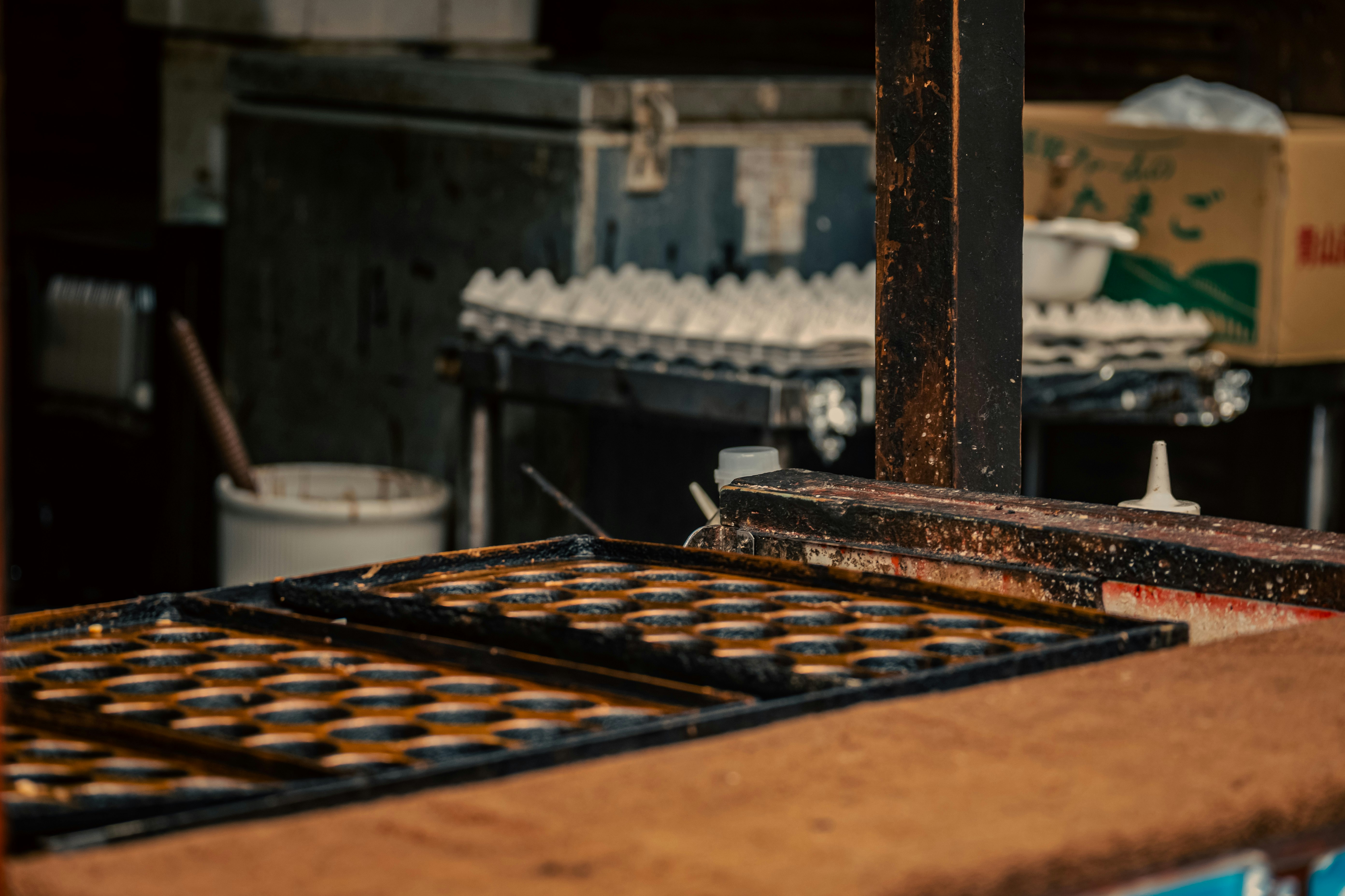 établi de travail avec grilles métalliques et outils