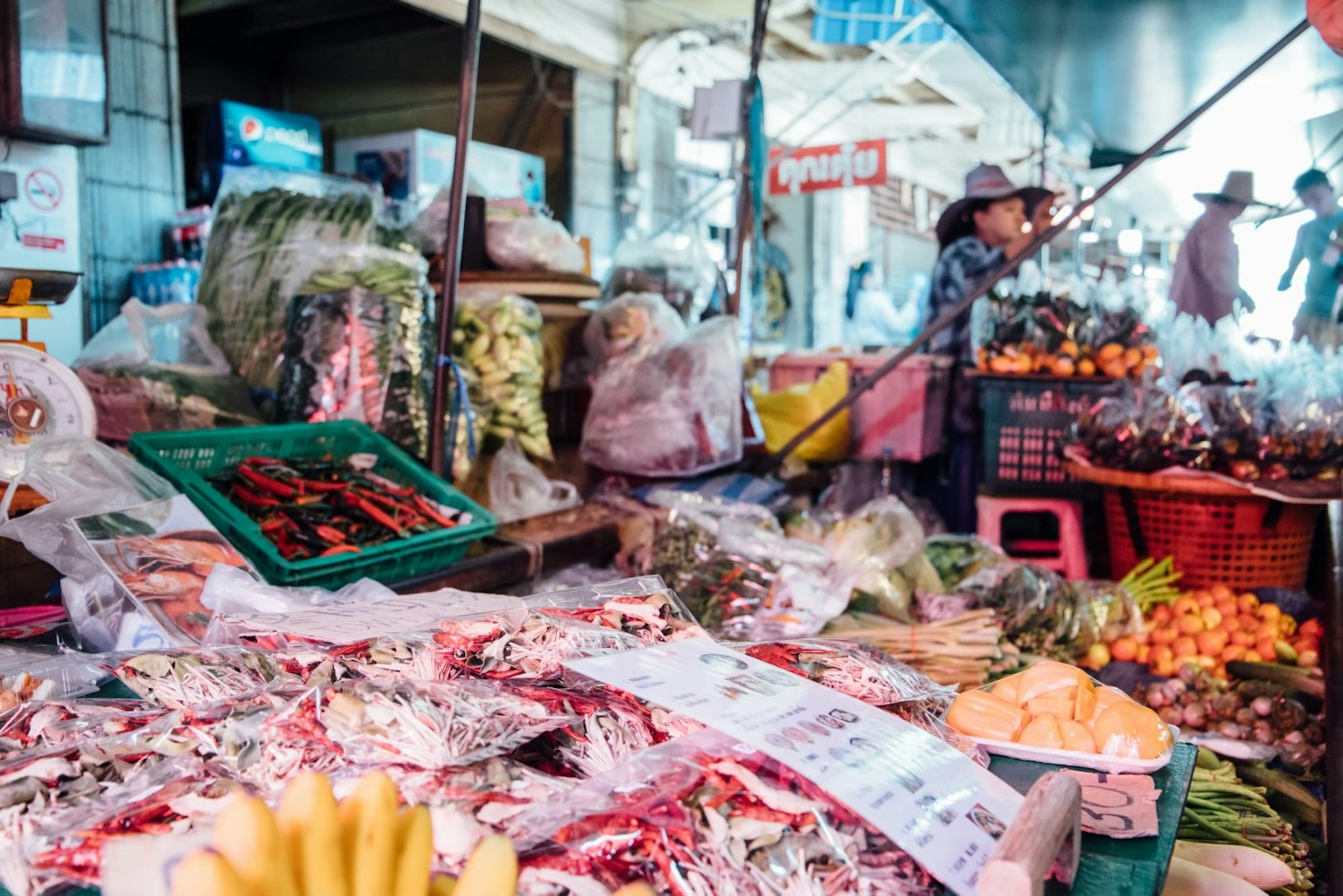 บรรยากาศตลาดที่มีชีวิตชีวาพร้อมผักและผลไม้หลากหลายชนิด