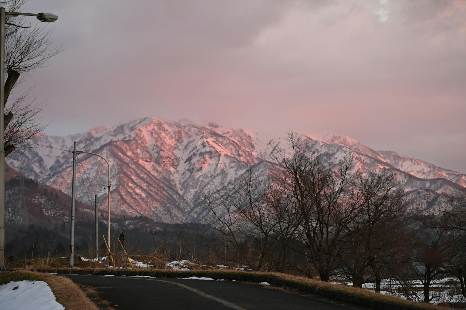 Montagne innevate con cielo al tramonto