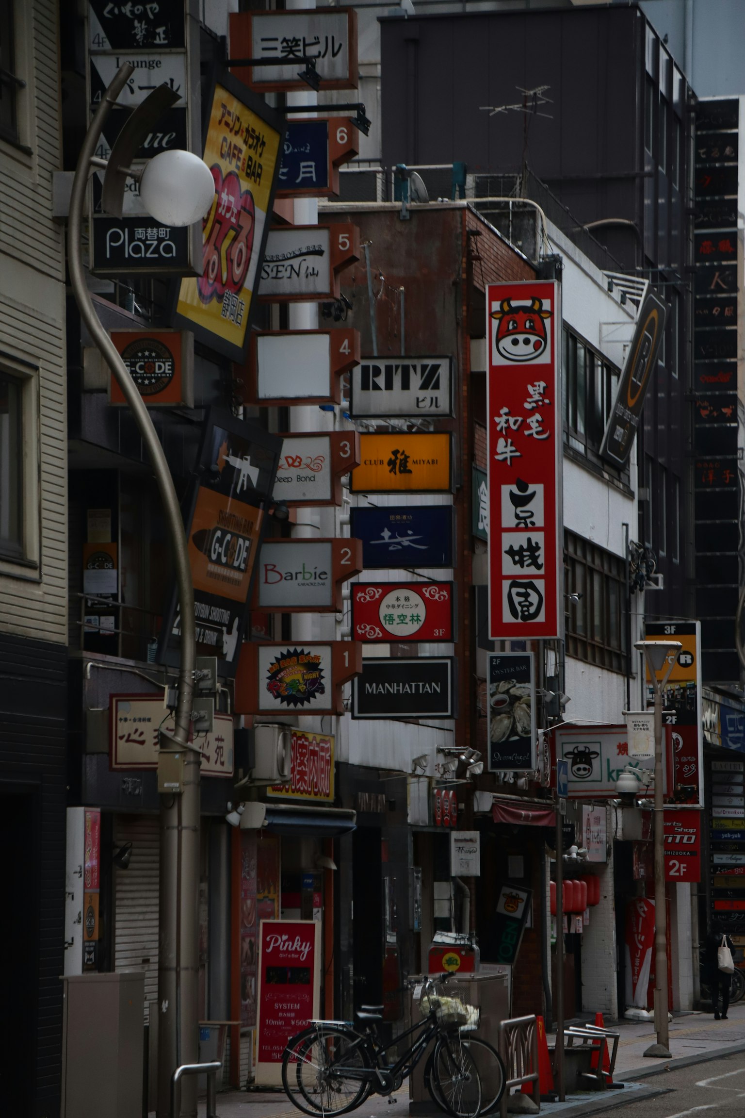 Image d'une rue animée bordée de divers panneaux
