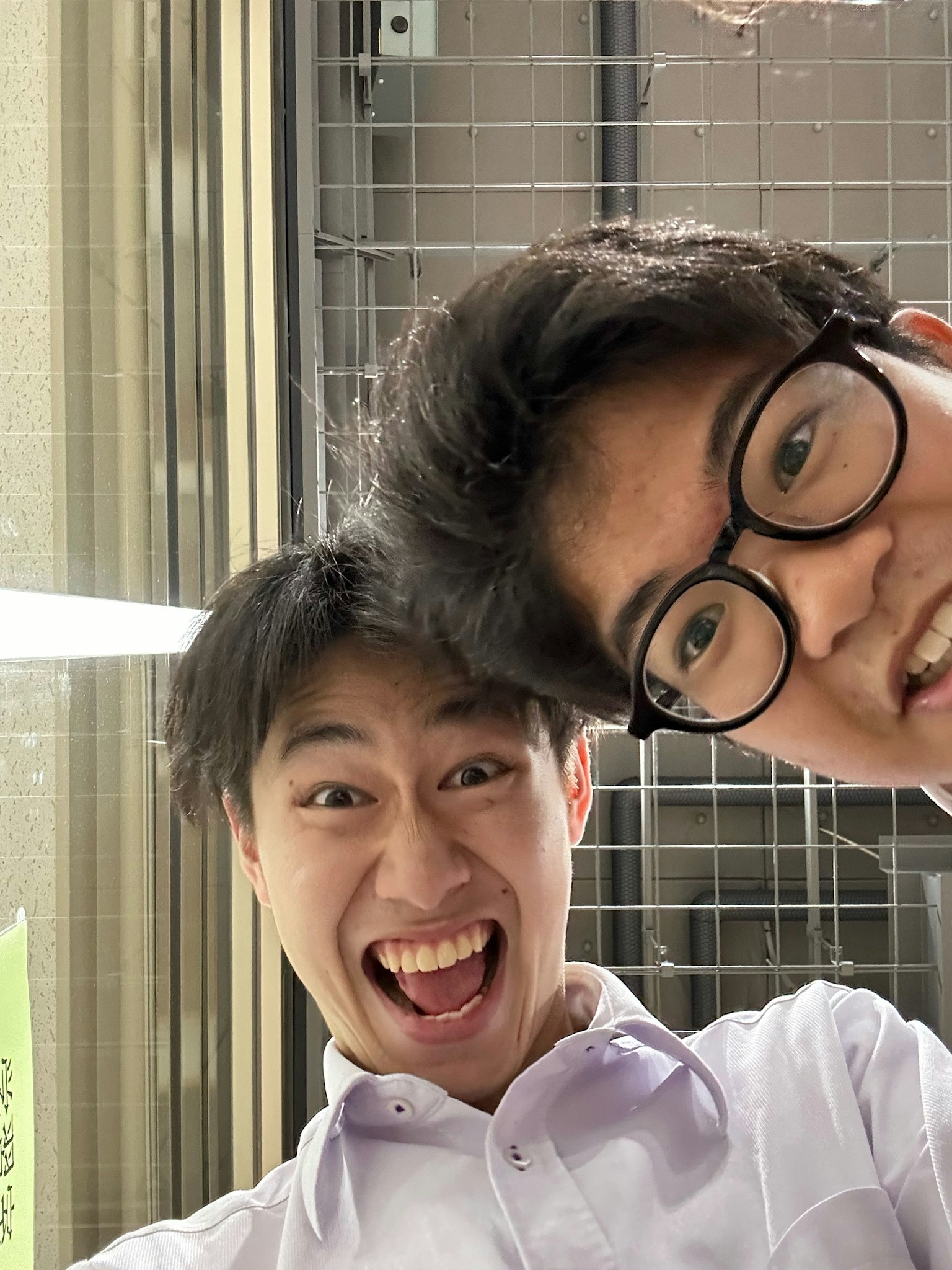 Deux jeunes hommes souriant à la caméra