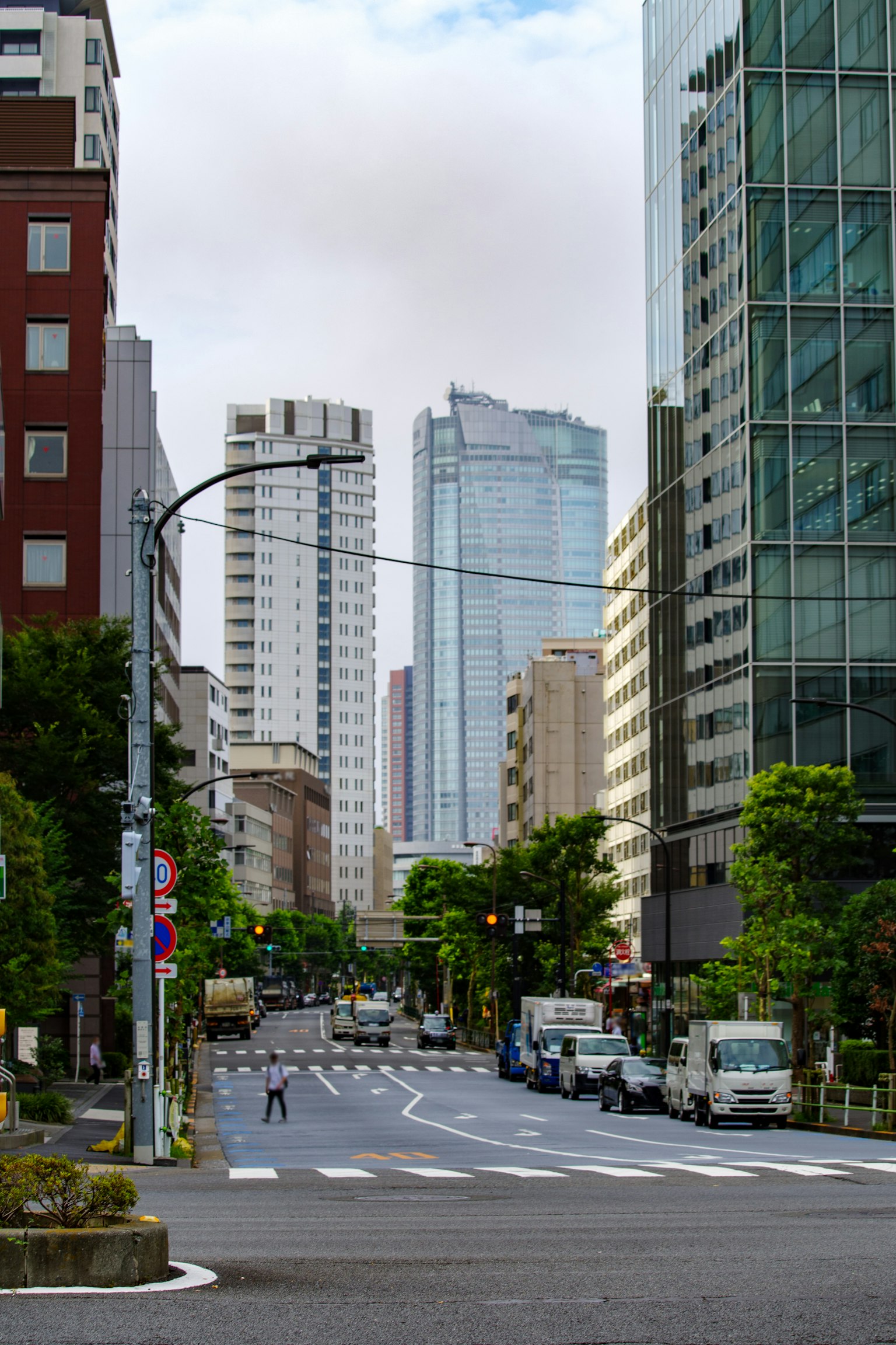 Paysage urbain de Tokyo avec des gratte-ciel et une rue