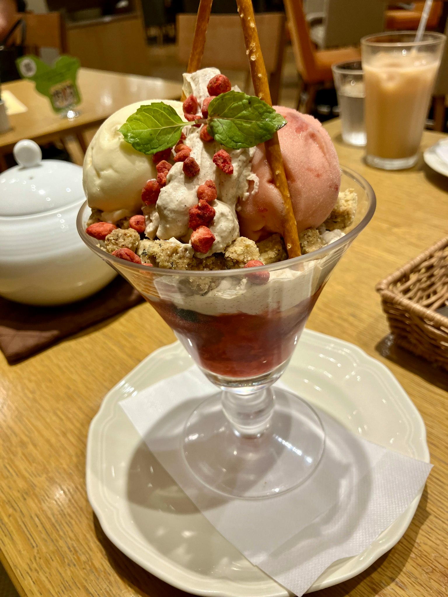 พาร์เฟต์ของหวานที่มีไอศกรีมและผลไม้ การนำเสนอที่สวยงามพร้อมท็อปปิ้ง