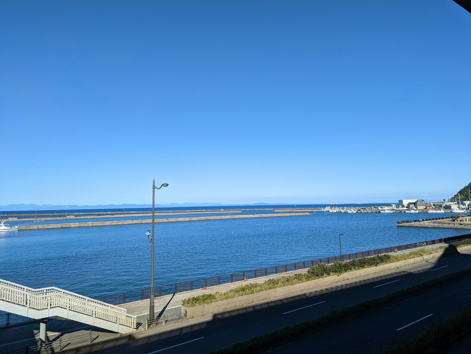 蓝色海洋和晴朗天空的风景 可见港口和防波堤