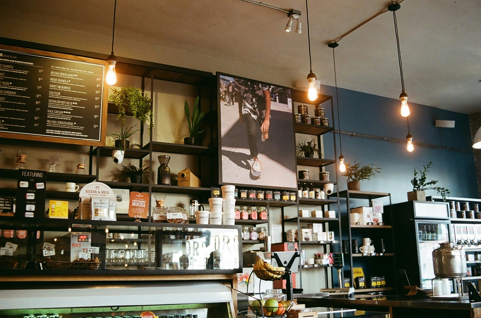 カフェの店内で並ぶコーヒー豆とドリンク
