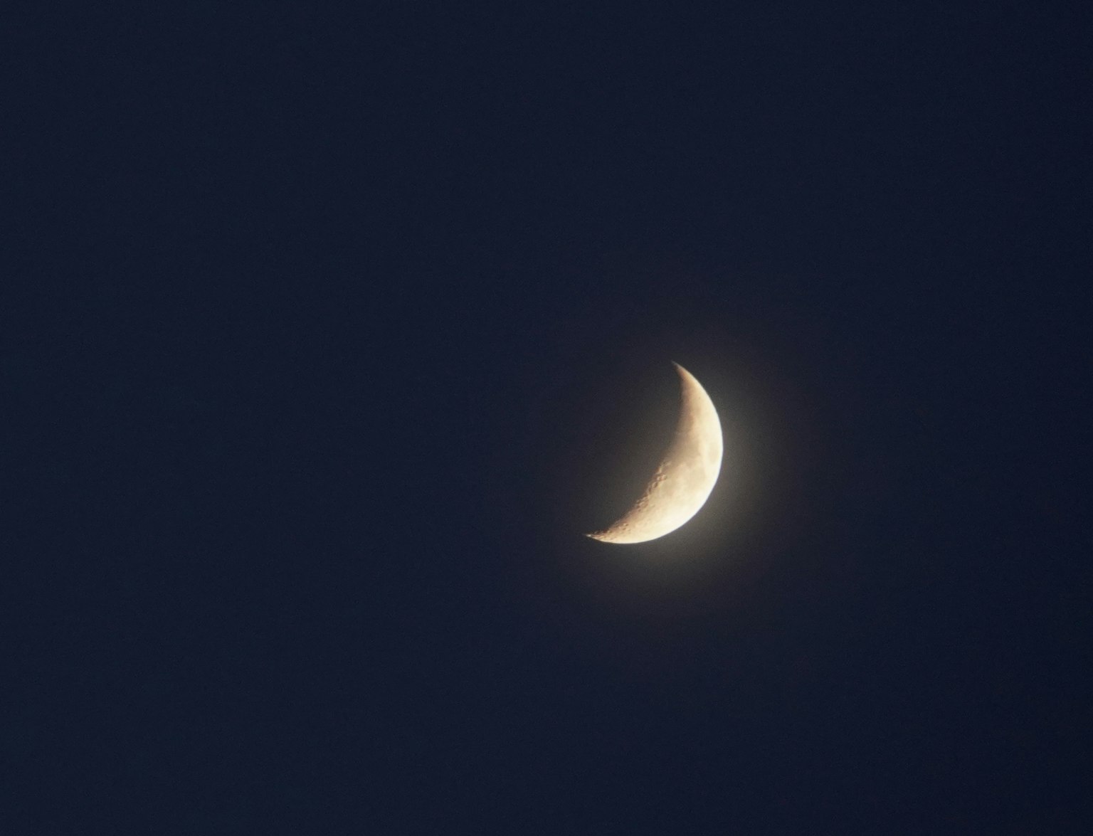Lune croissante brillant dans un ciel sombre