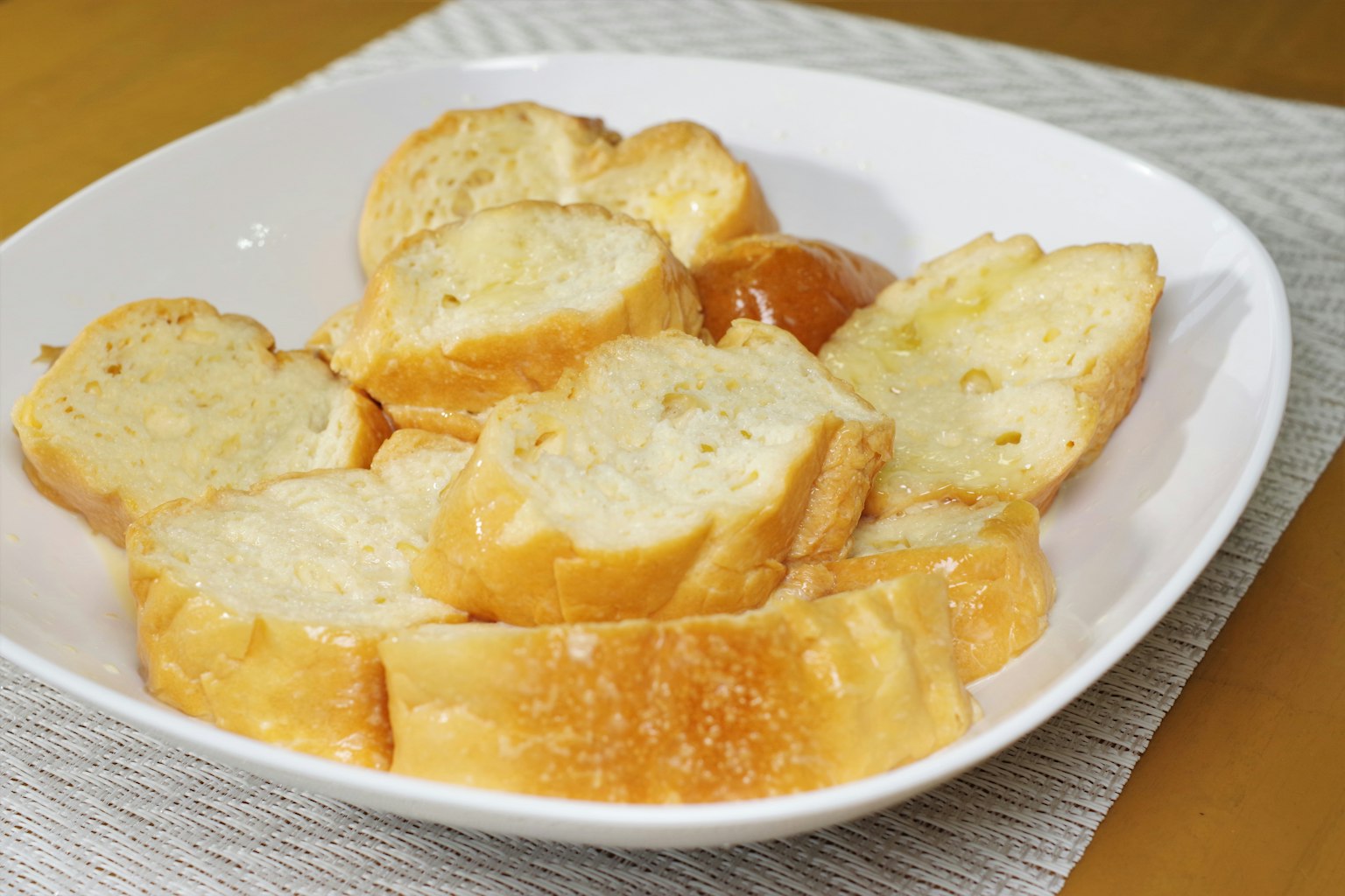 Pane a fette disposto su un piatto bianco
