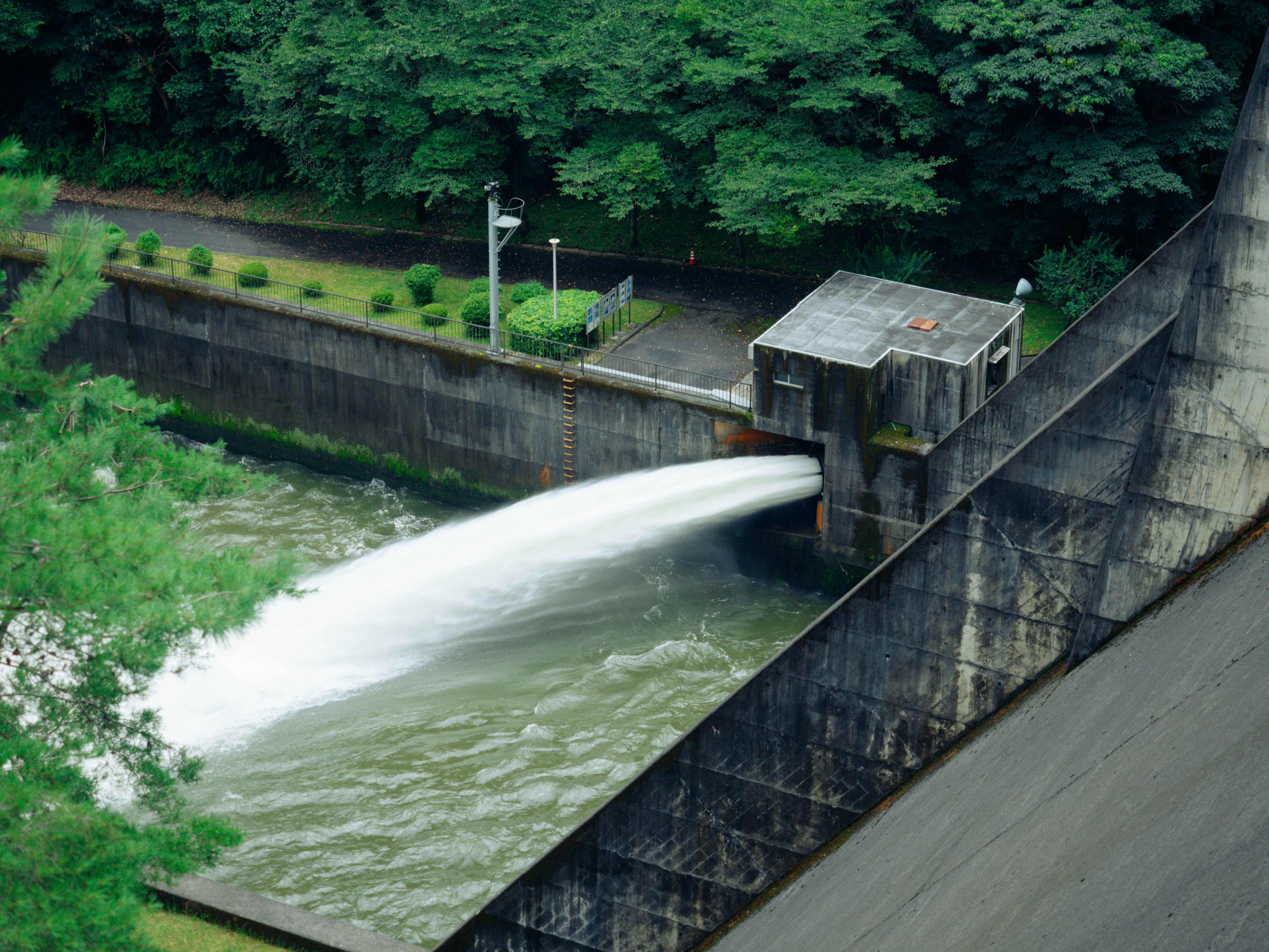 室生ダムの放水と堤体のあるダム湖の風景