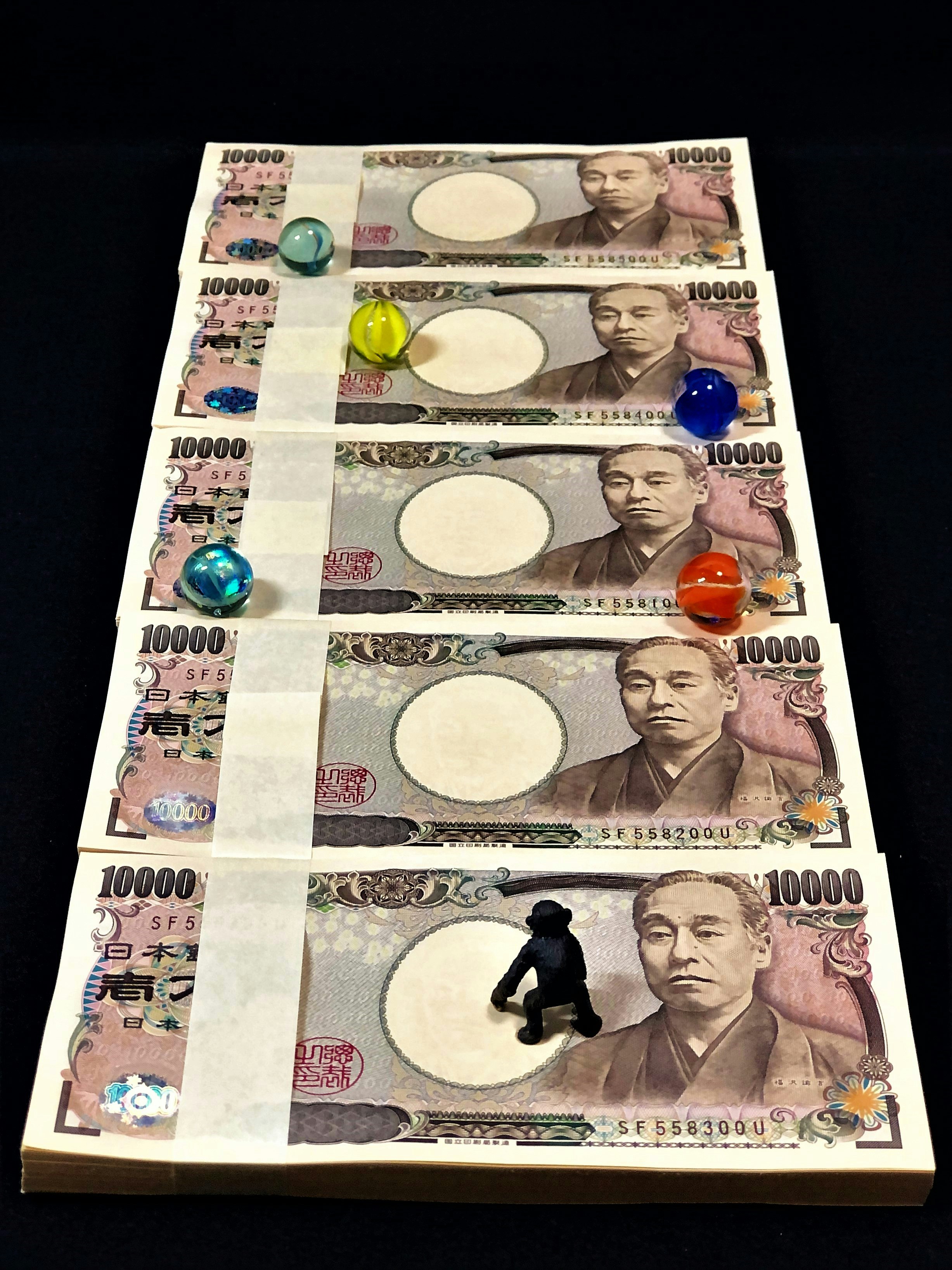 带有人像的纸币堆
