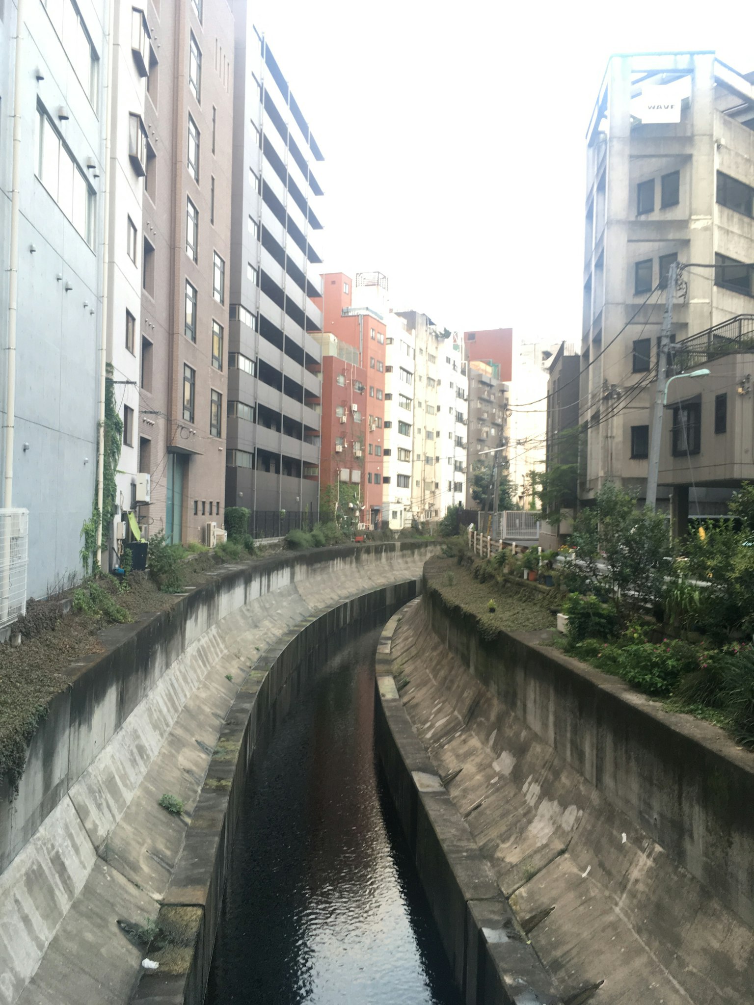 城市景观，狭窄的运河被建筑包围