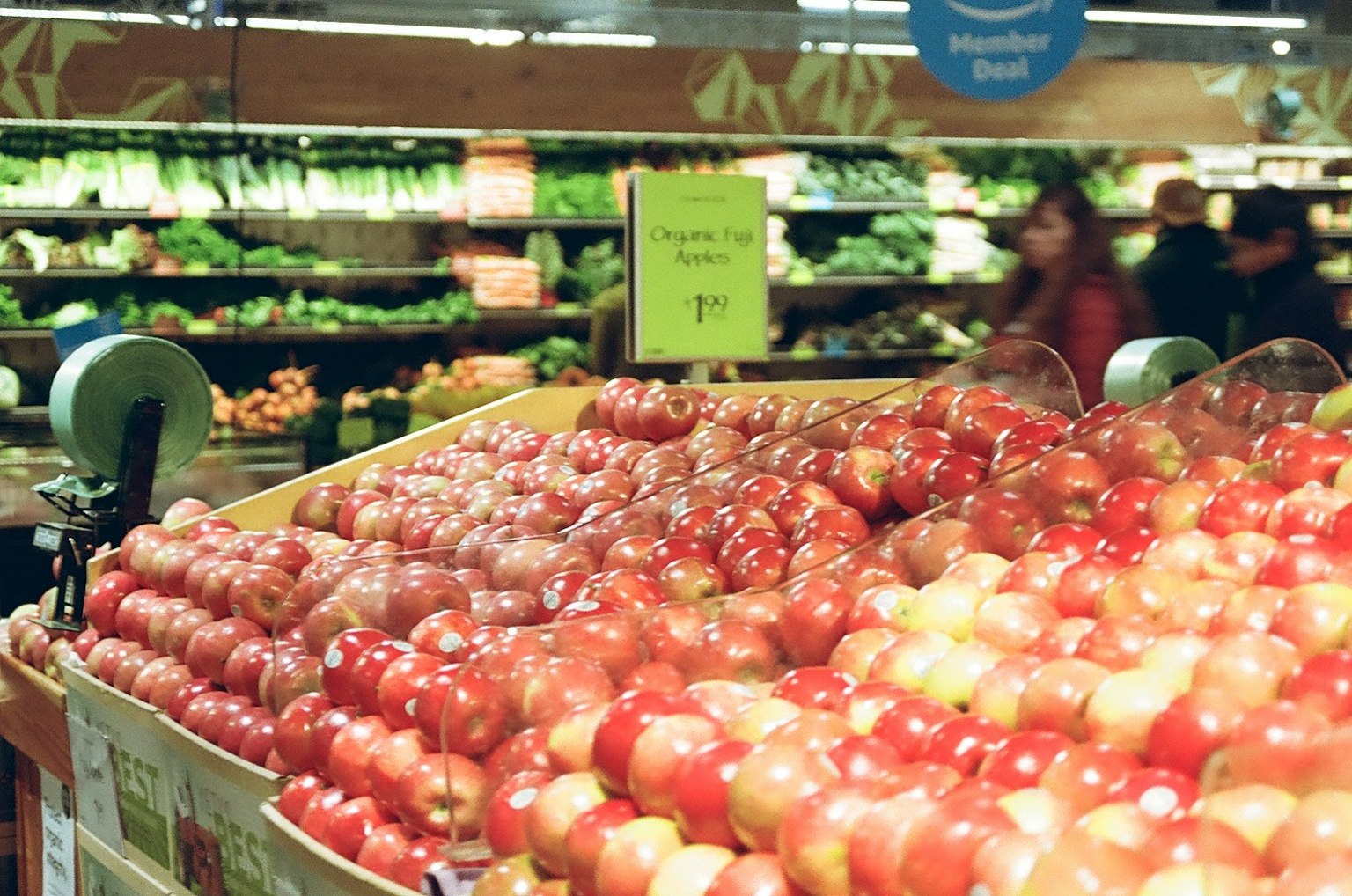 Frische Äpfel in einer Obstabteilung eines Supermarktes ausgestellt
