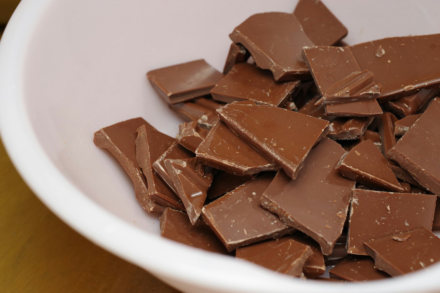 Potongan cokelat dalam mangkuk putih