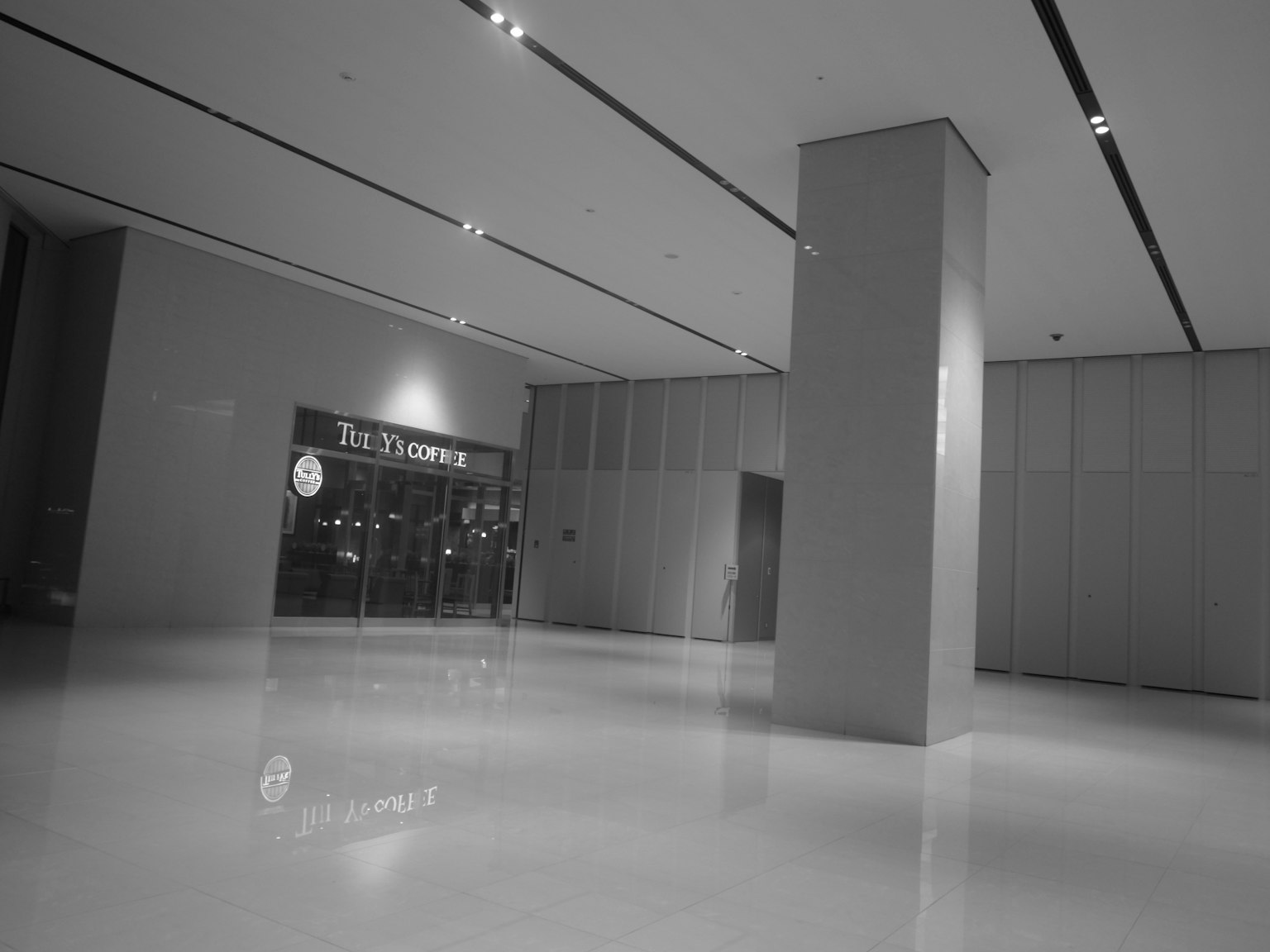 现代大堂空间白色地板线性照明中央柱背景商店入口