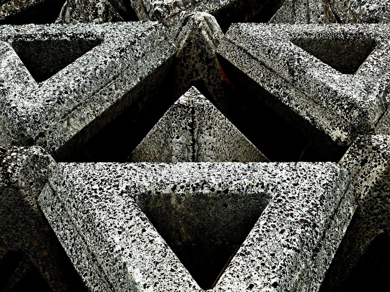 Polanya struktur beton segitiga dengan tekstur yang menonjol