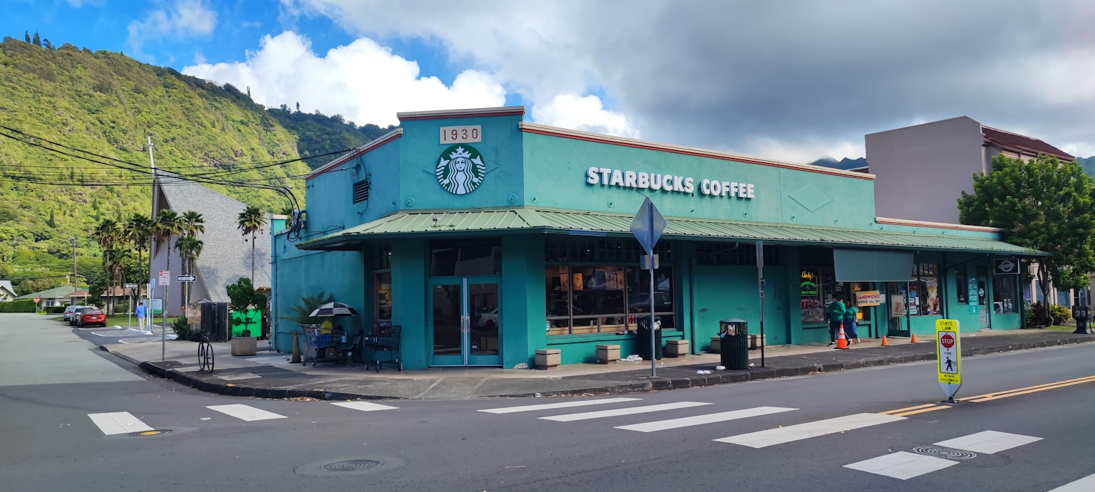 Cửa hàng Starbucks với ngoại thất màu xanh ngọc và cảnh quan xung quanh