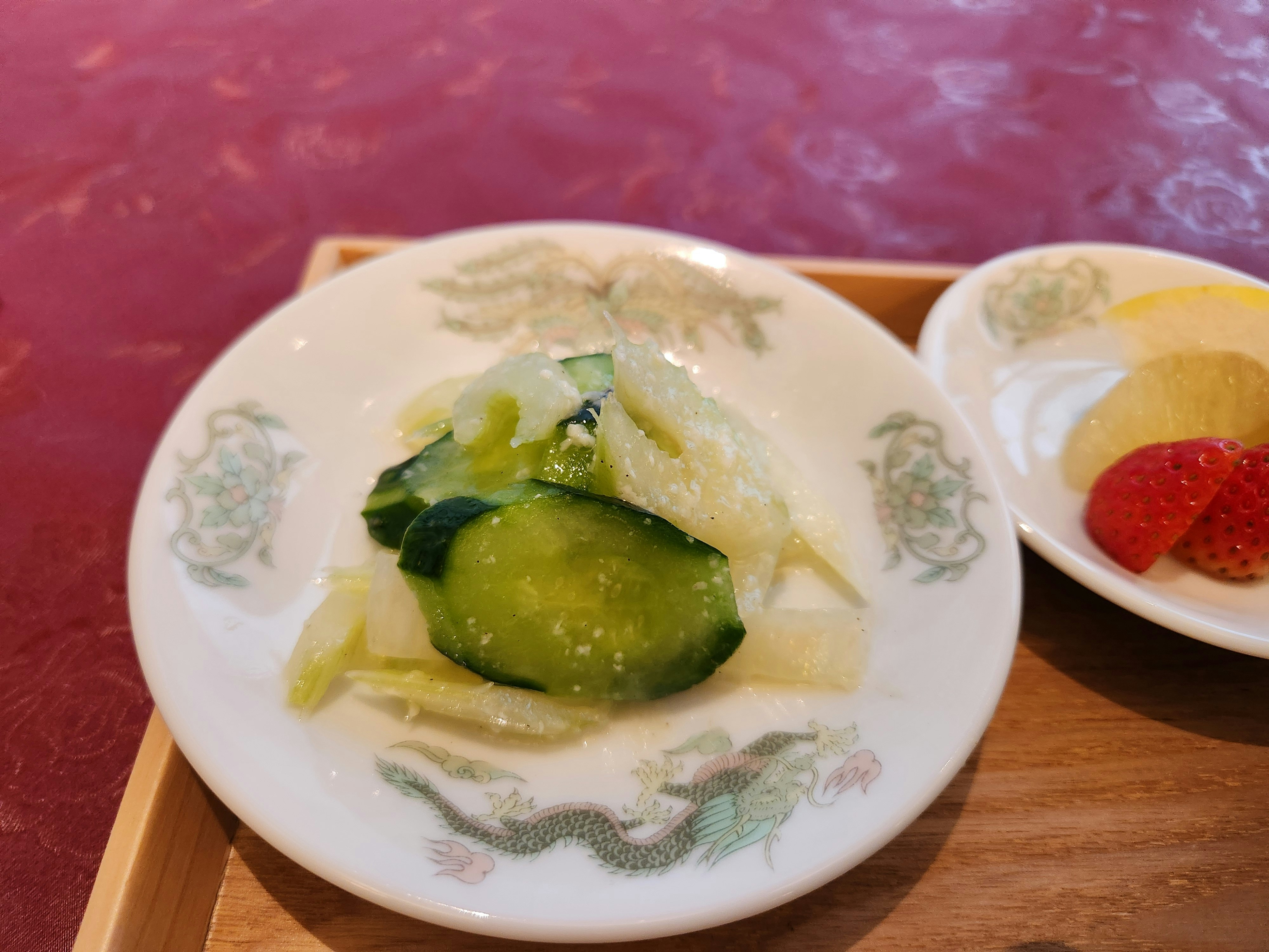 盘中蔬菜前菜与甜点