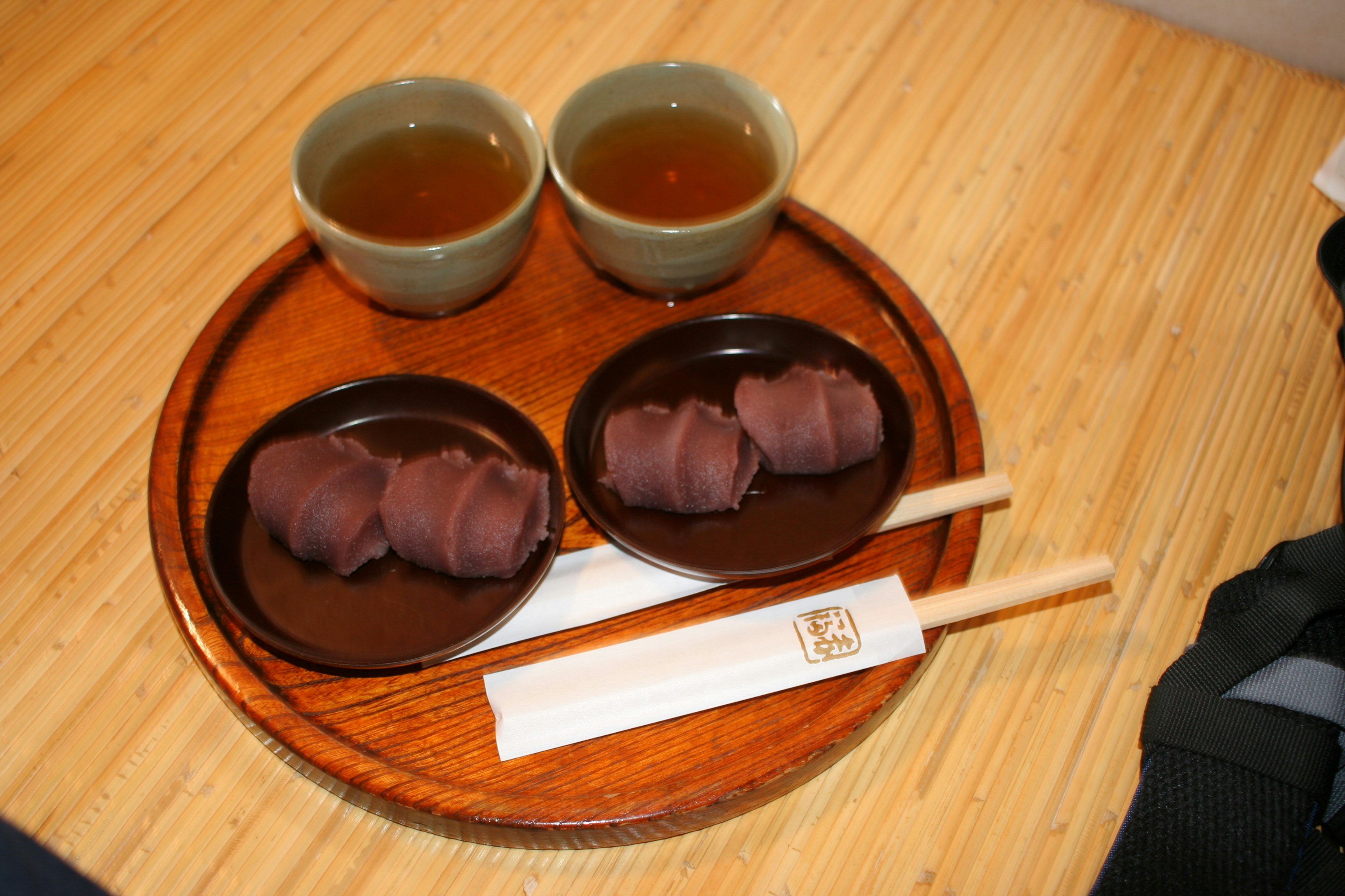 木の盆に並ぶ焼き物と2つの茶碗