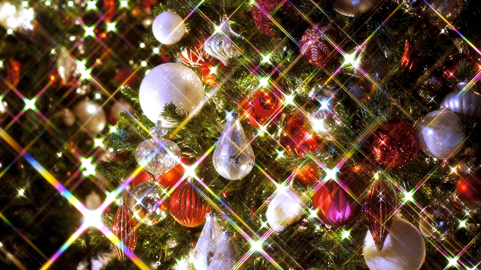 Cây thông Noel trang trí với đồ trang trí lấp lánh