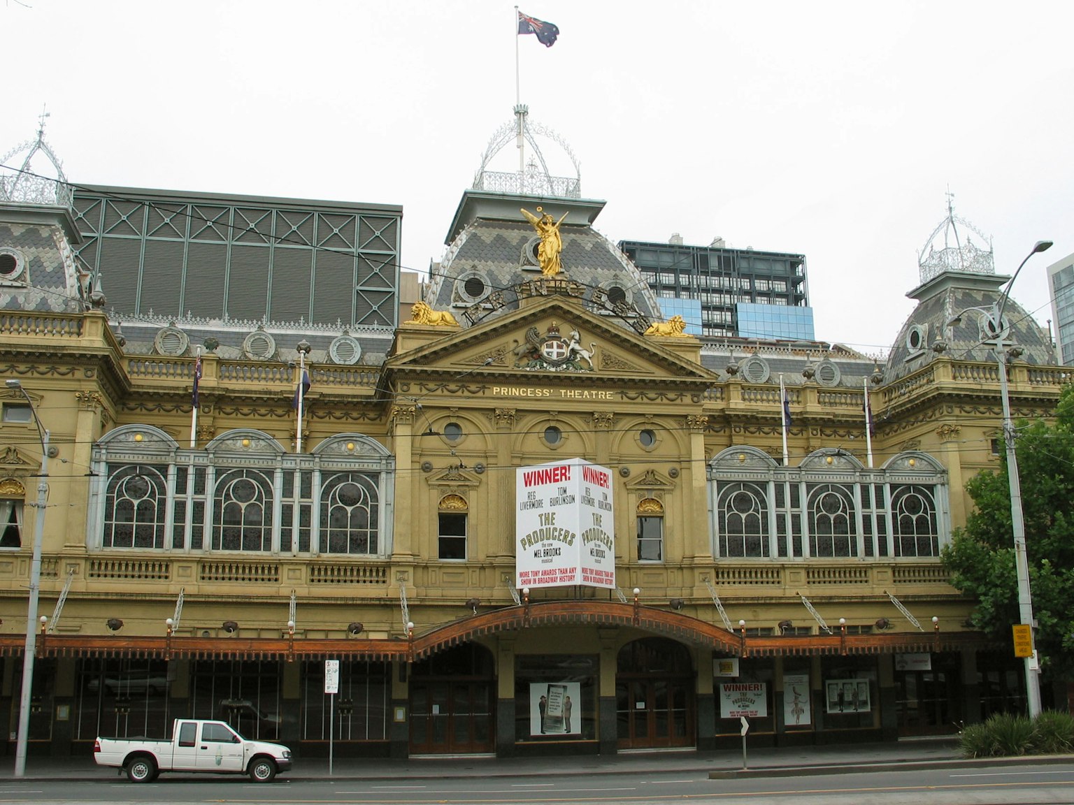 Bangunan bersejarah di Melbourne dengan Federation Square, menampilkan arsitektur yang khas dan jendela besar