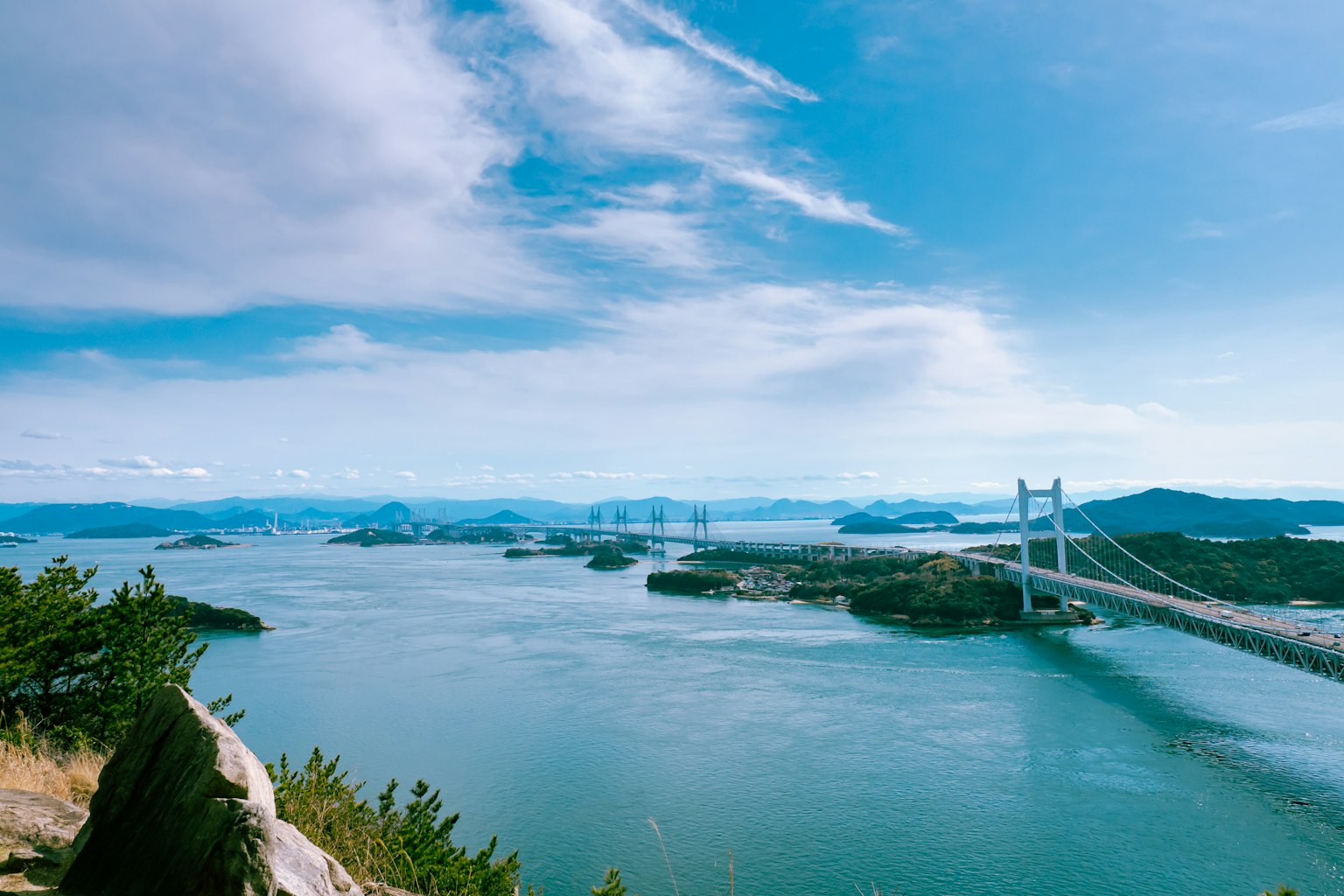 Vista escénica de un mar azul con un puente