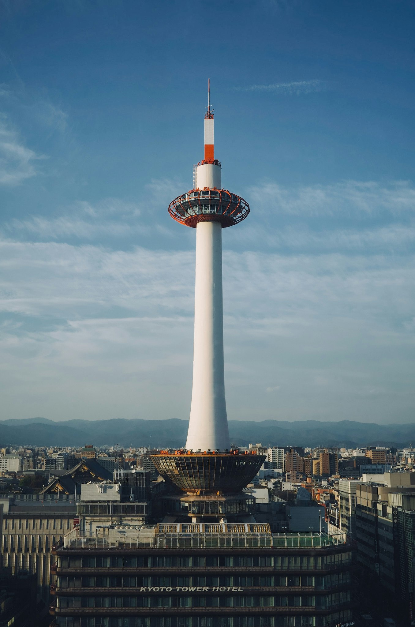 城市天際線與高聳觀景塔