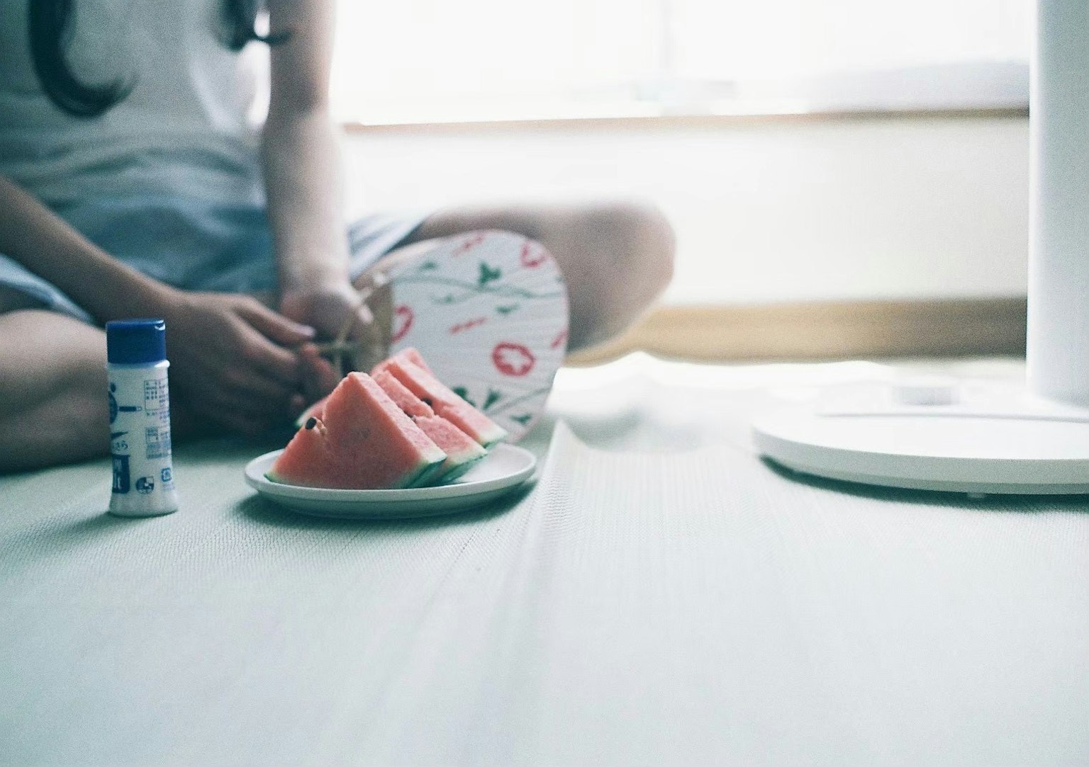 Una donna che si prepara a mangiare anguria in un ambiente luminoso