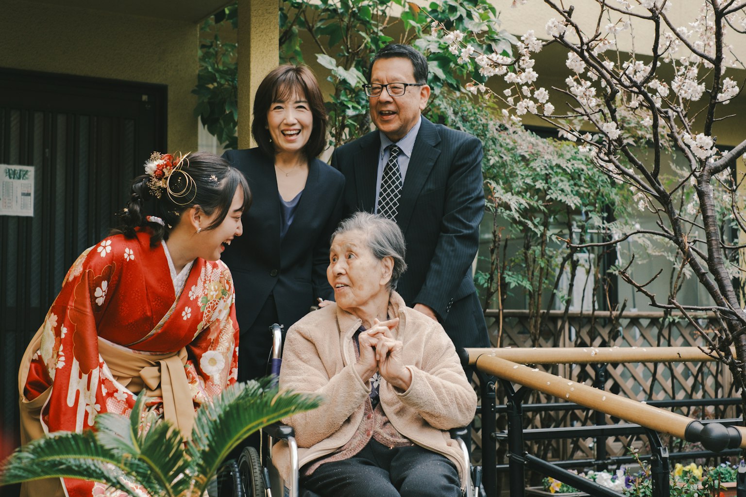 Une famille réunie souriante dans un jardin
