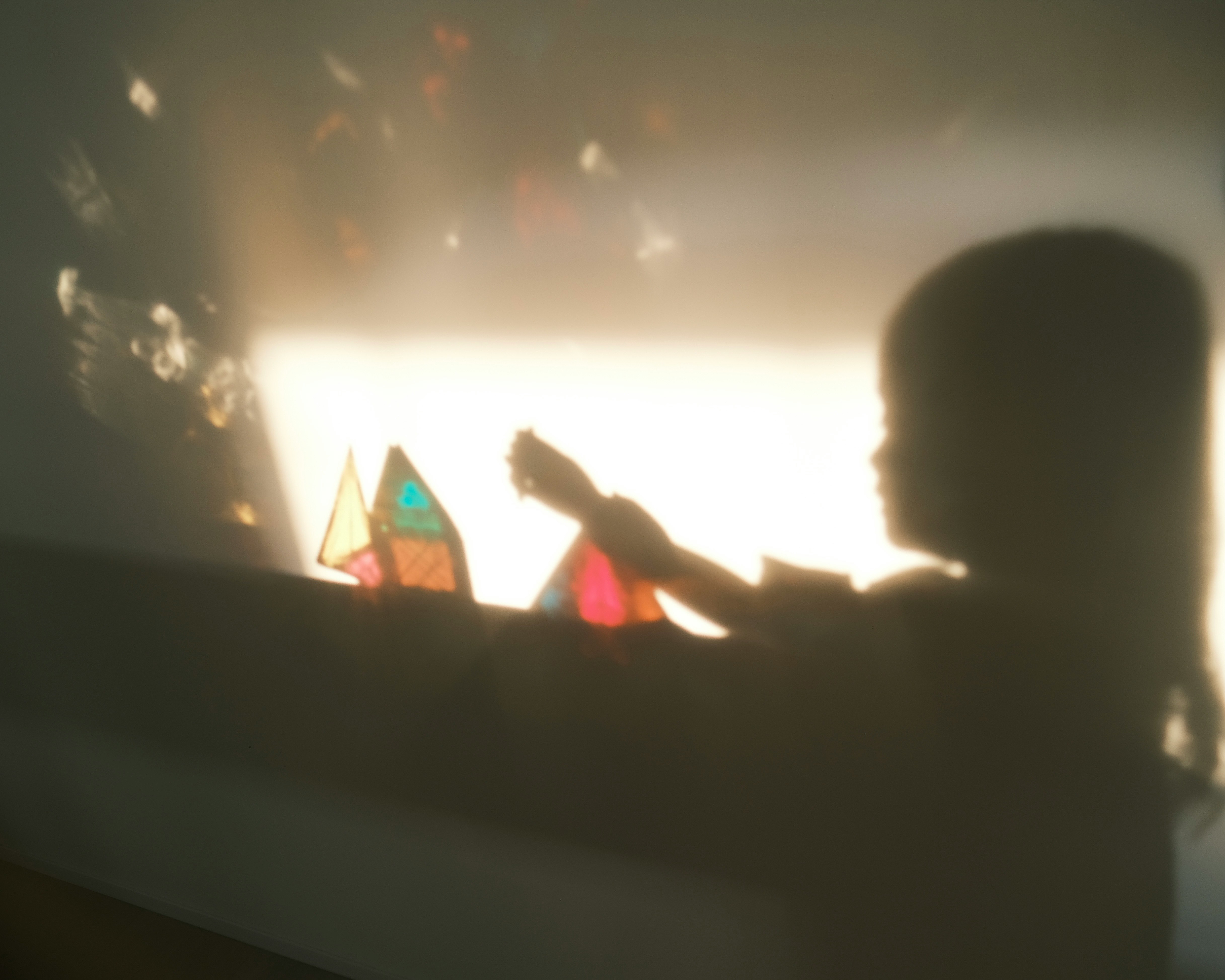 Experimentelle Lichtinstallation mit leuchtenden Objekten in einem dunklen Raum