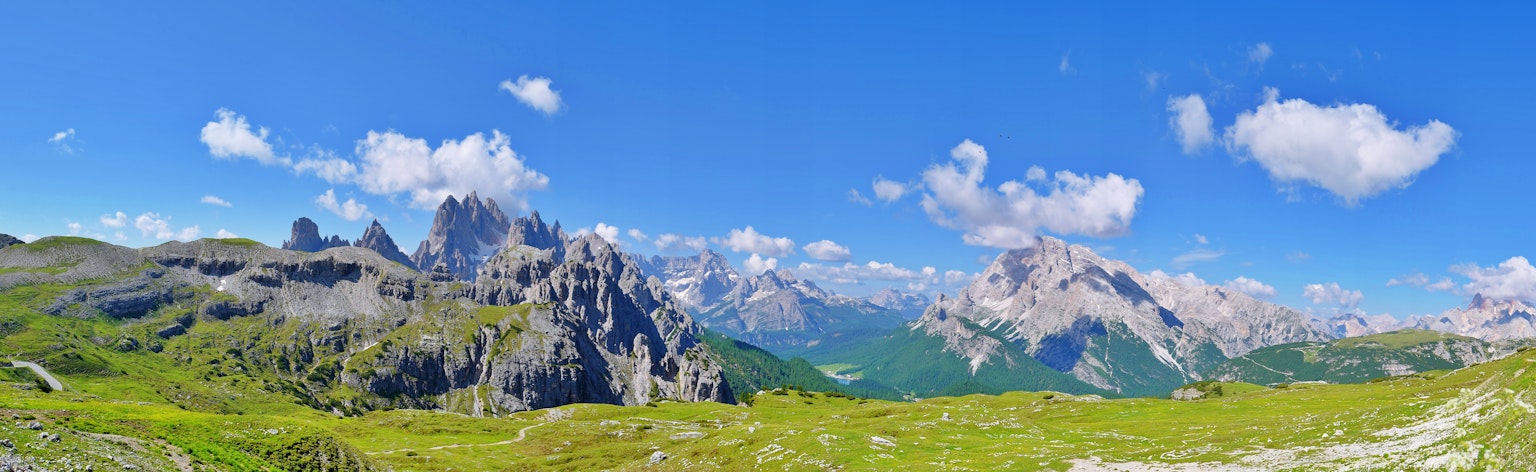 Panoramablick auf die Dolomiten mit beeindruckenden Bergen und klarem blauen Himmel