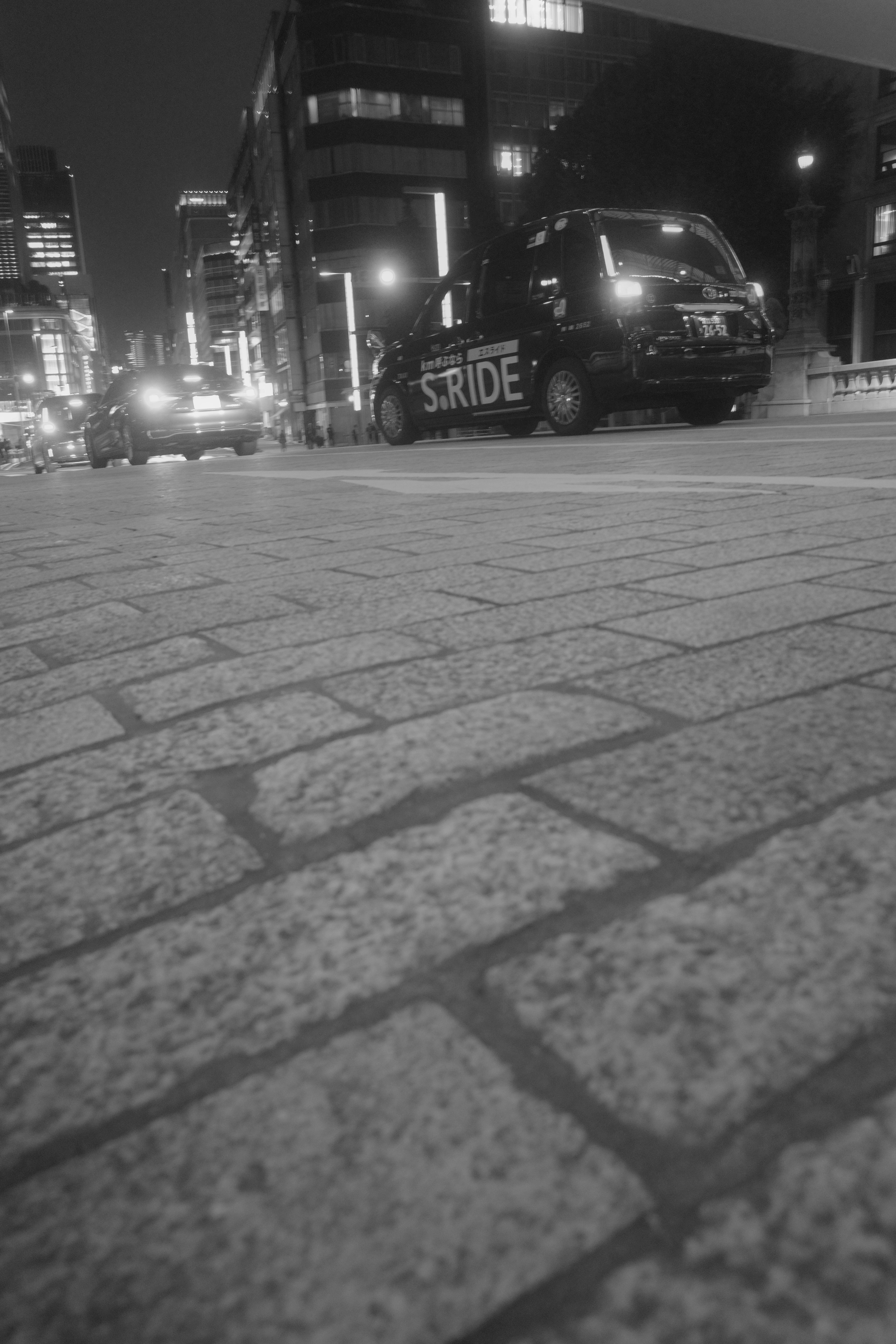 夜の街角で停車するバンとトラックのある交差点