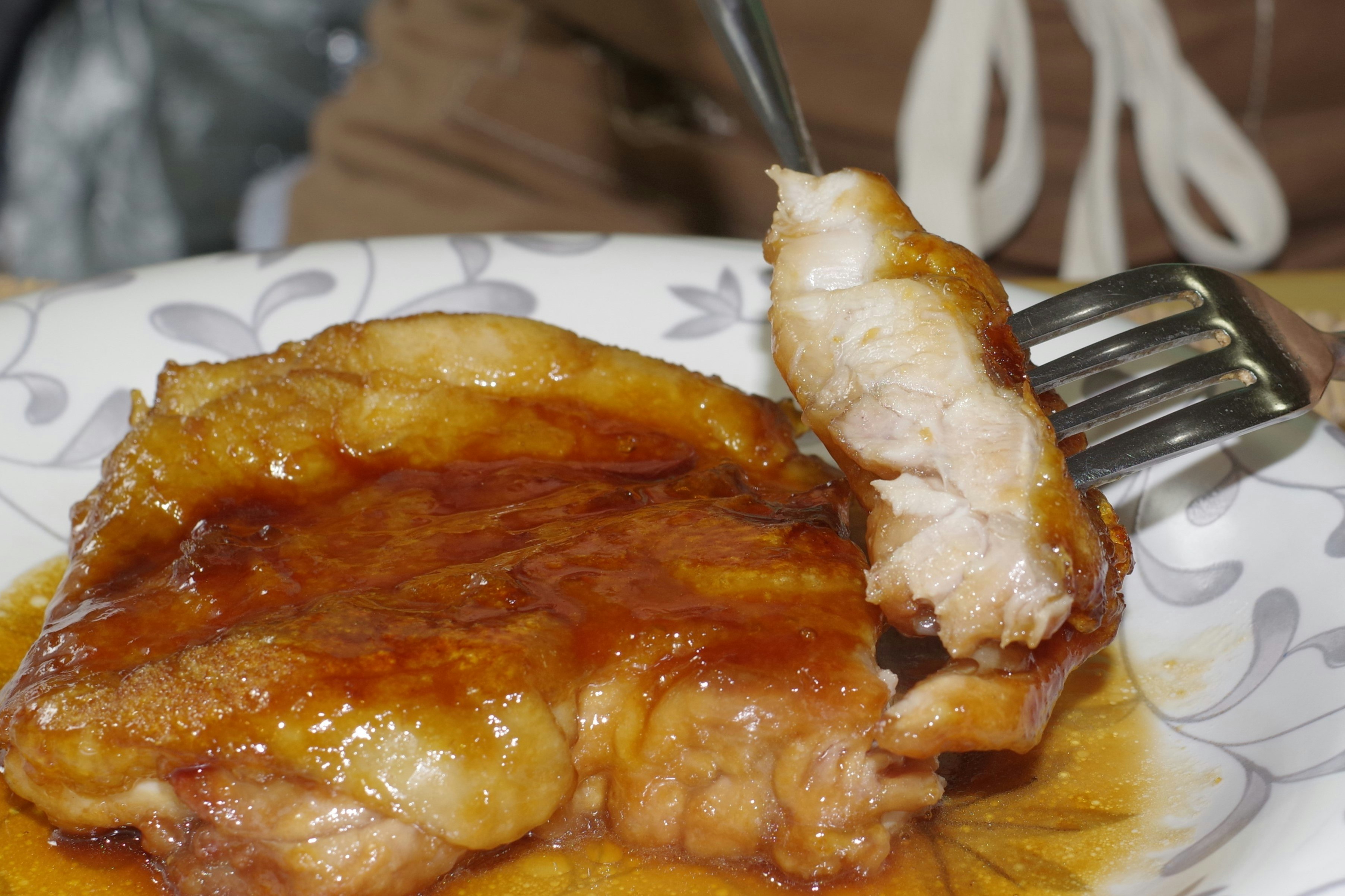 自家製のチキンソテーを皿に盛り付けたディナー