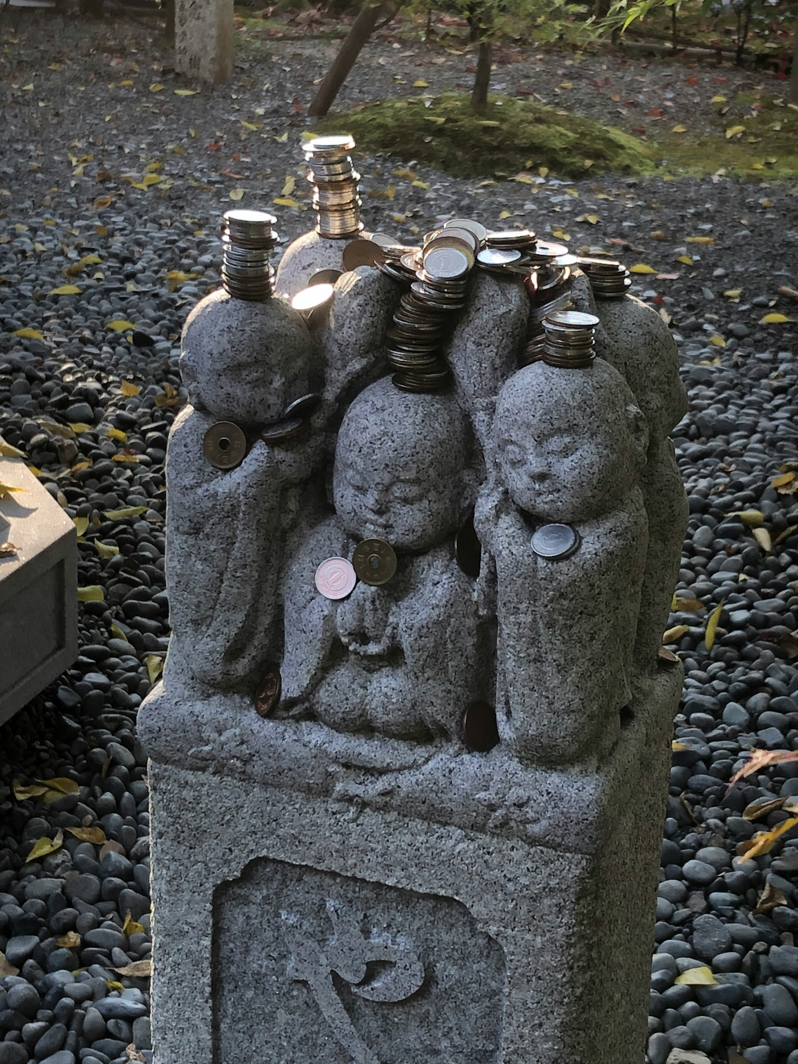 永観堂の地蔵像に小銭が積まれた石像