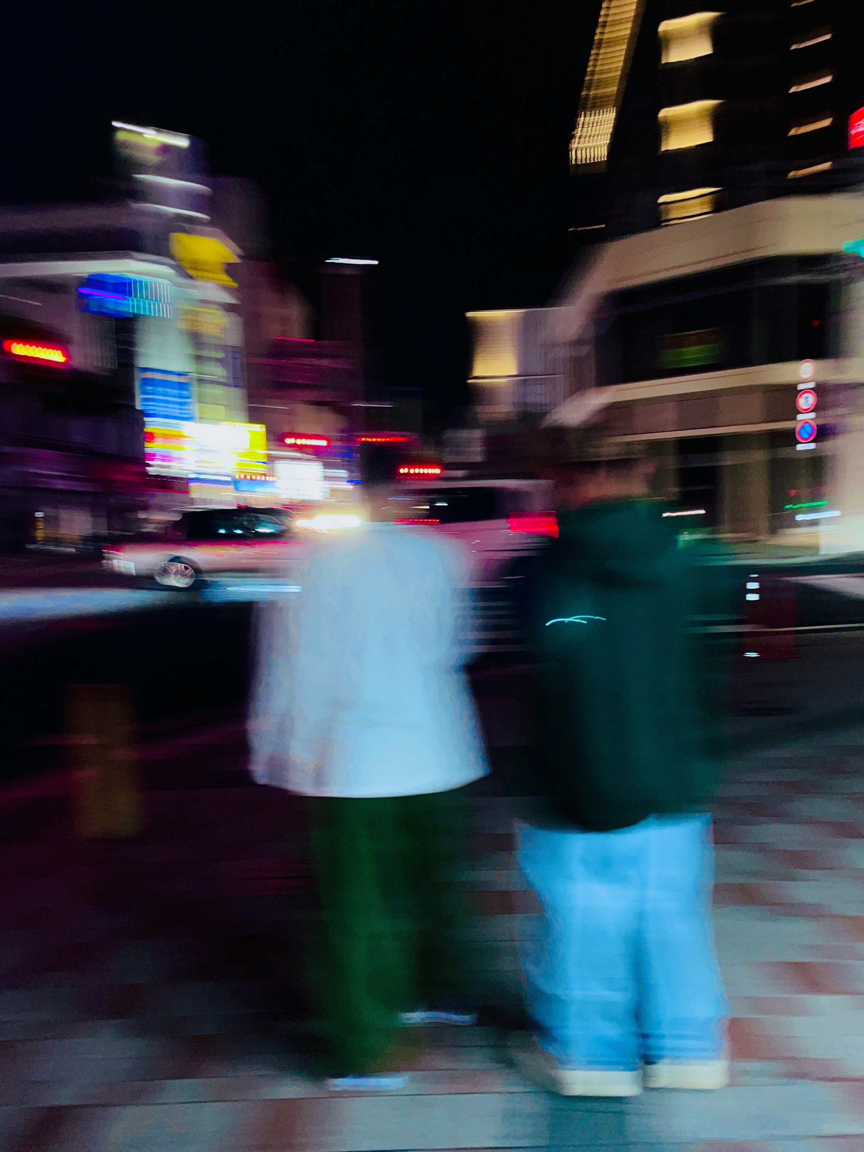 夜の国際通りを歩く人々の流れるような街並み